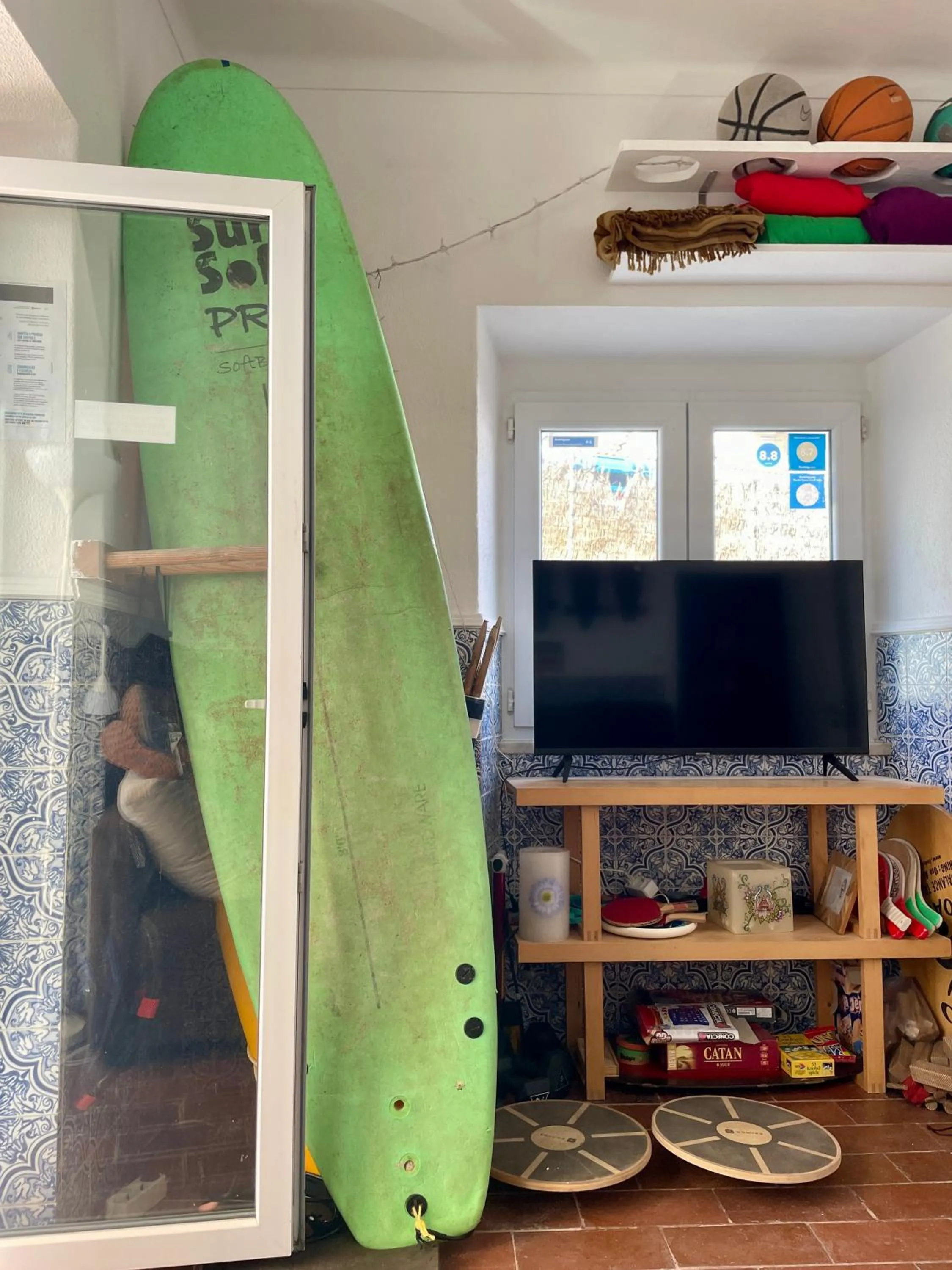 Communal lounge/ TV room in Native Surfhouse