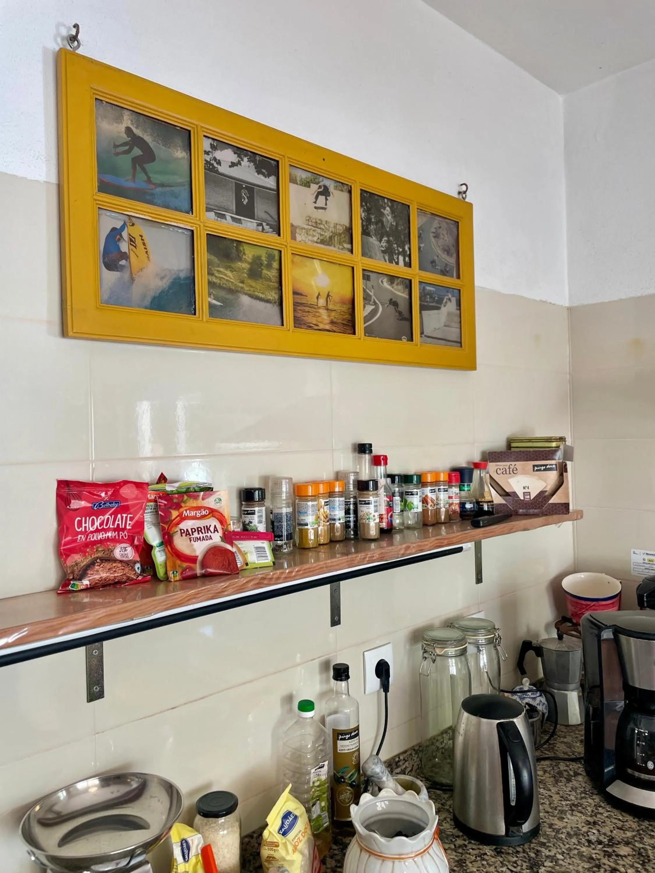 Communal kitchen in Native Surfhouse