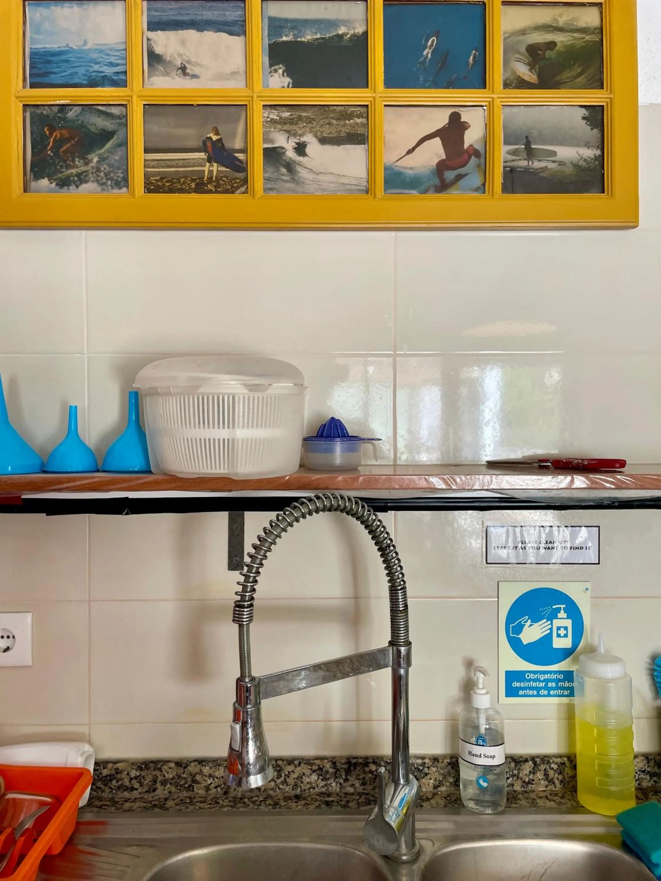 Communal kitchen in Native Surfhouse