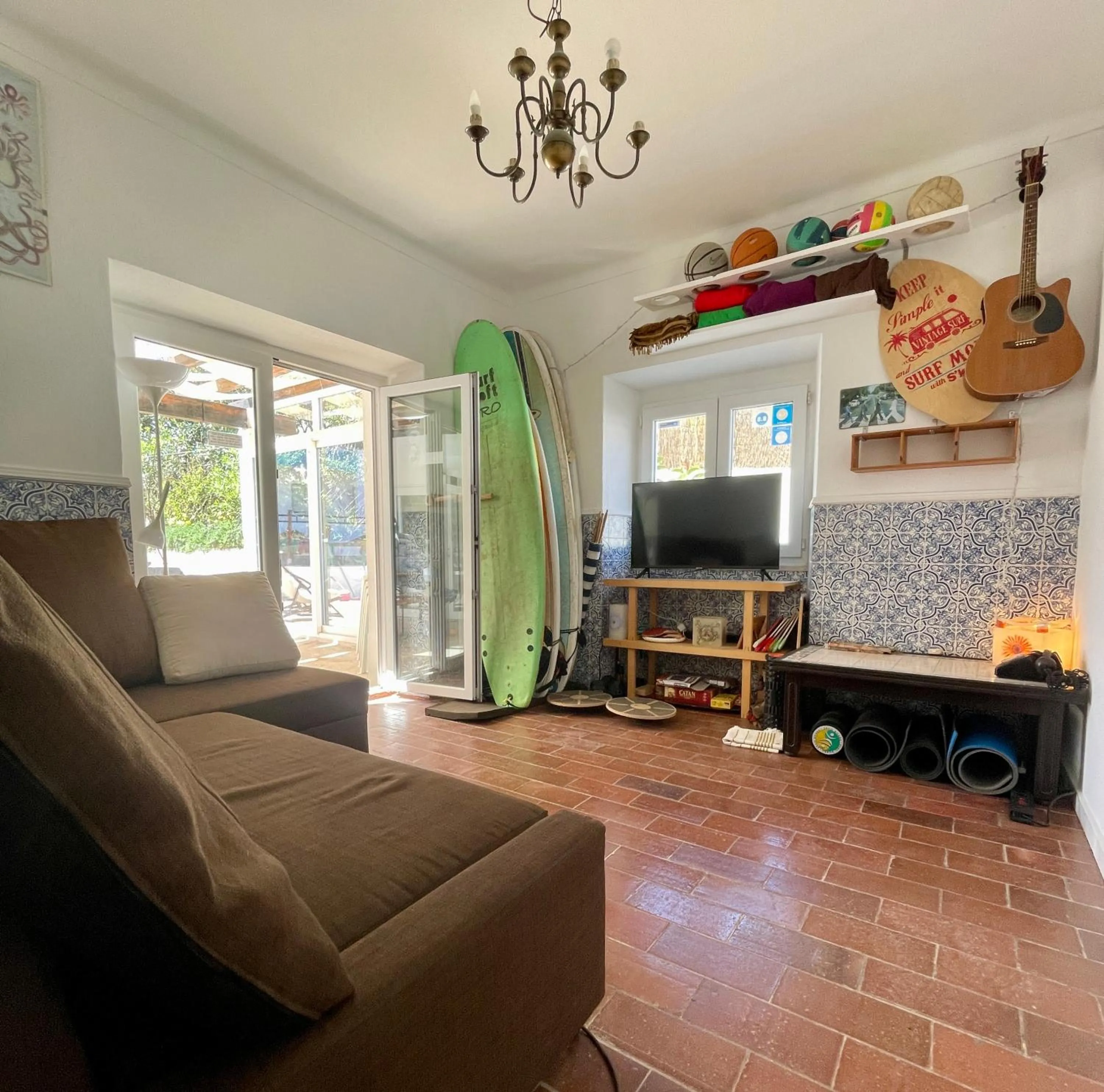 Communal lounge/ TV room in Native Surfhouse