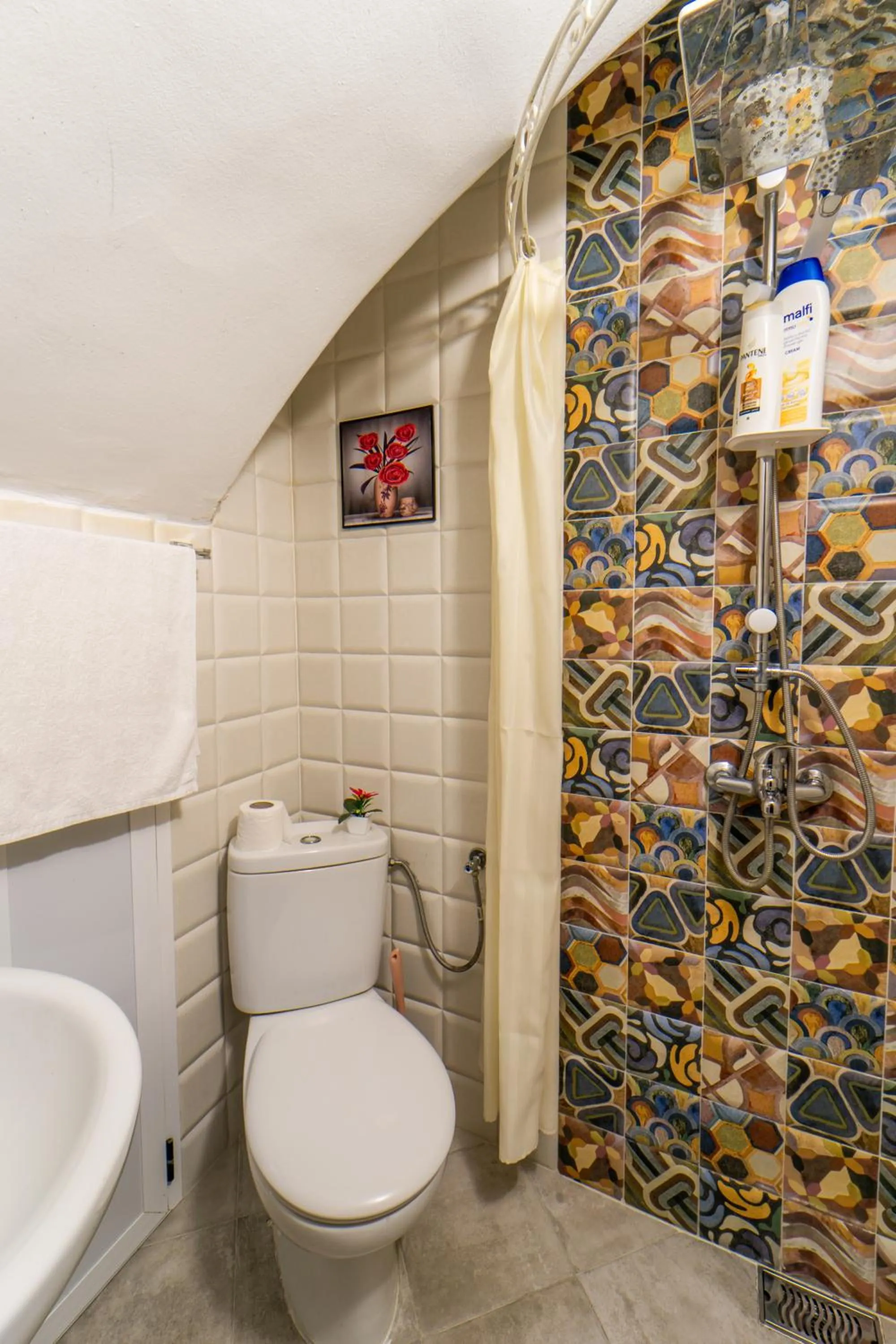 Shower in DAR NOKHBA INN