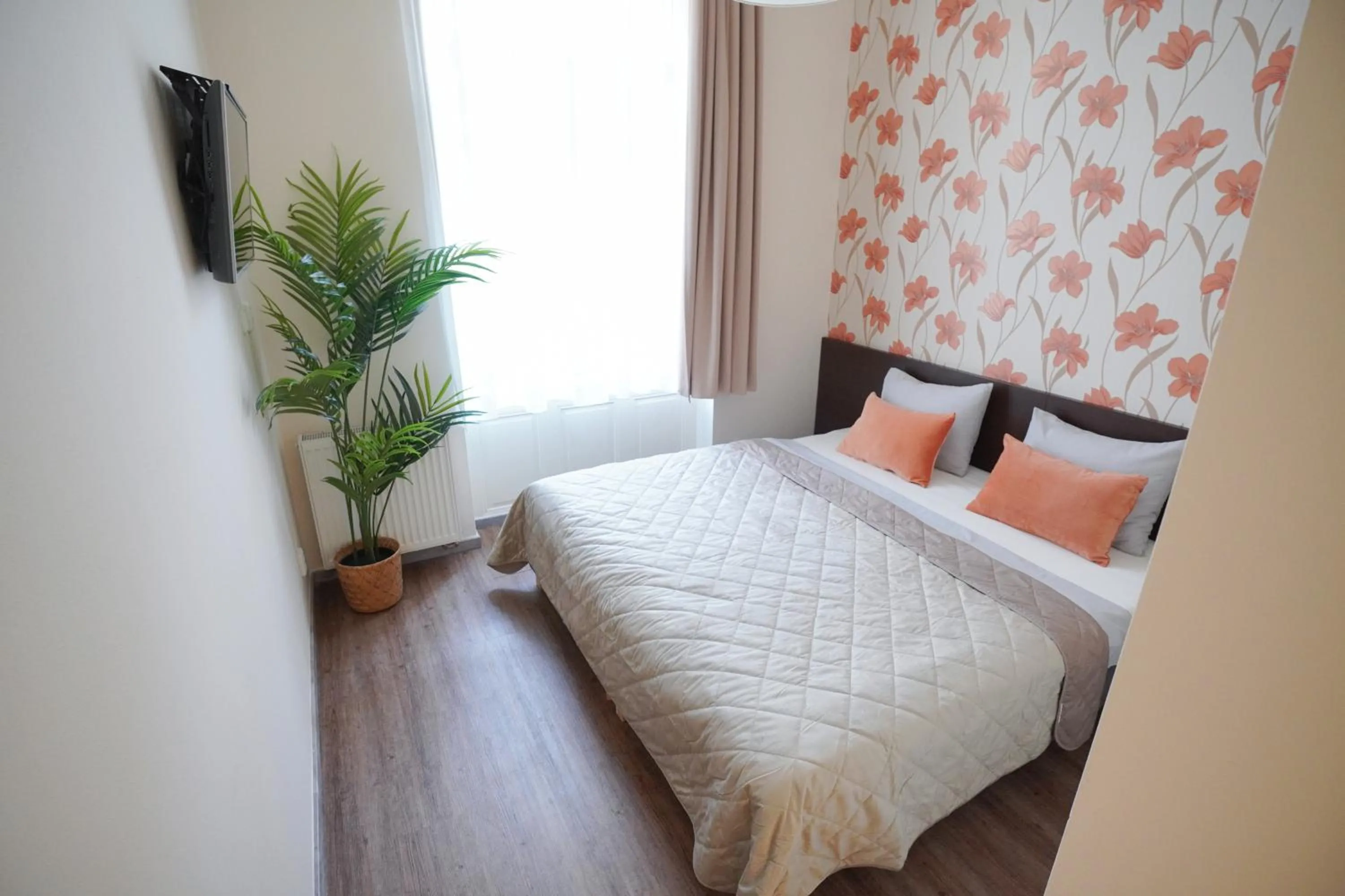 Bed in Elegant & Stylish Center Apartments!