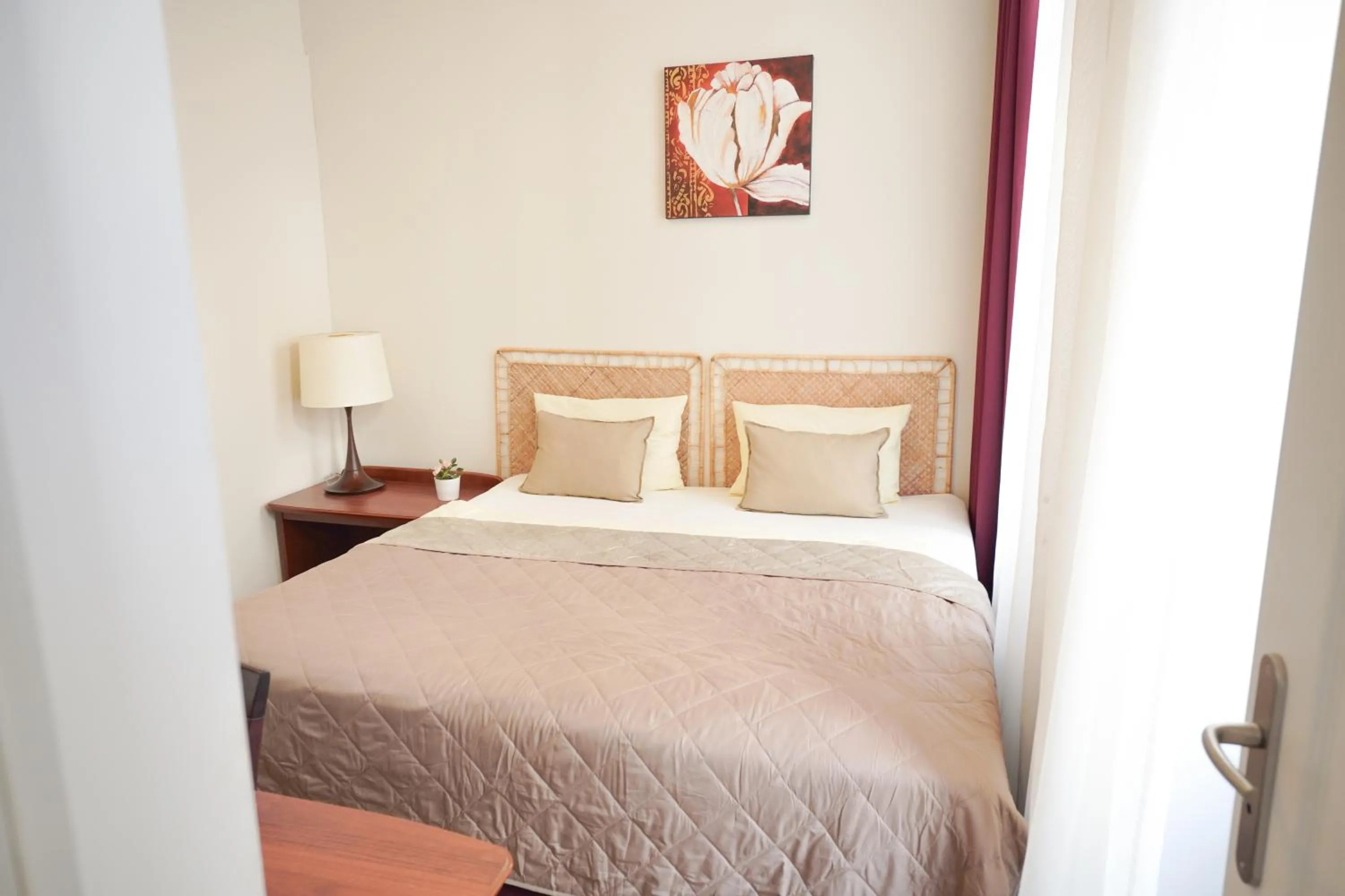Bed in Elegant & Stylish Center Apartments!