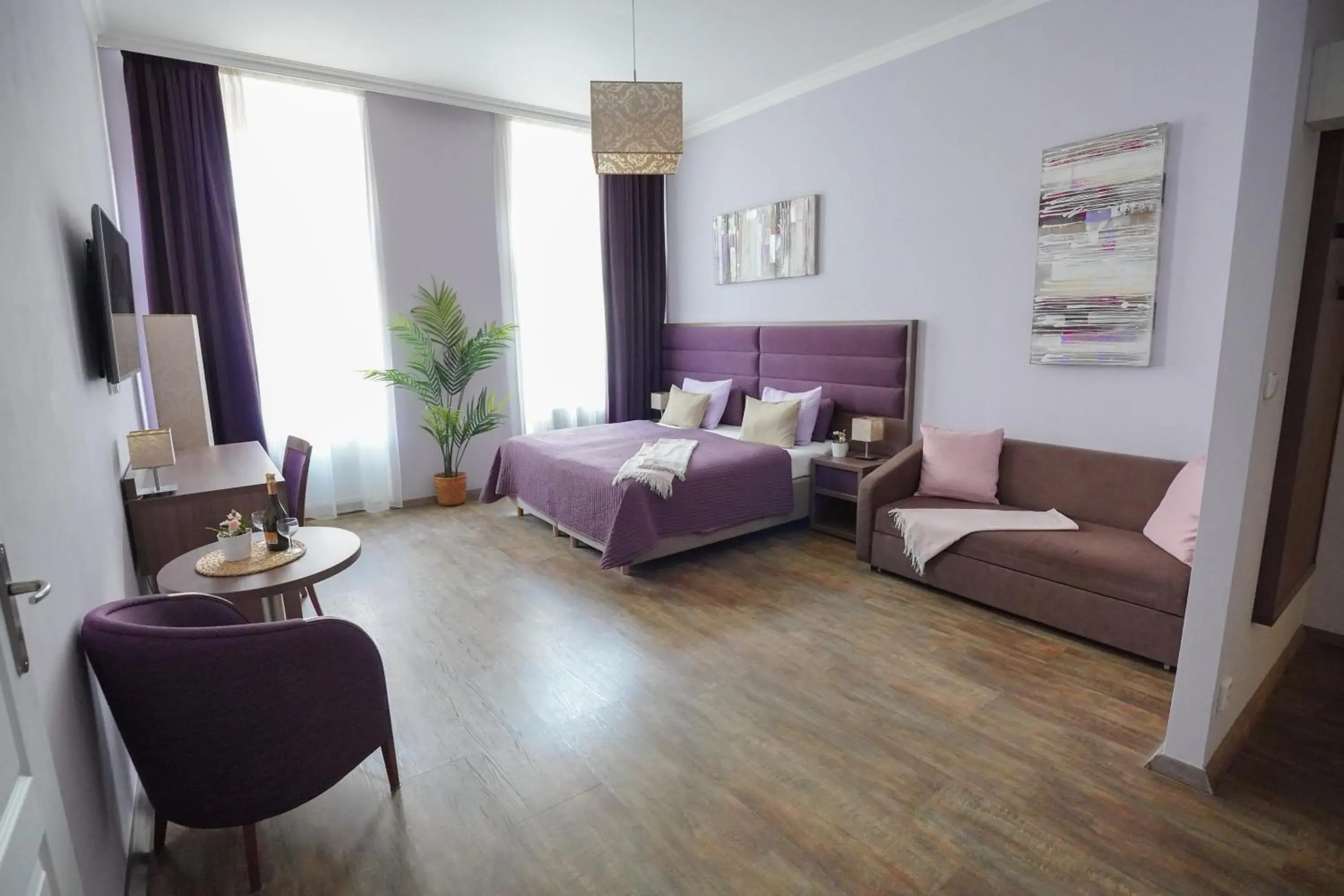 Elegant & Stylish Center Apartments! Elegant & Stylish Center Apartments!