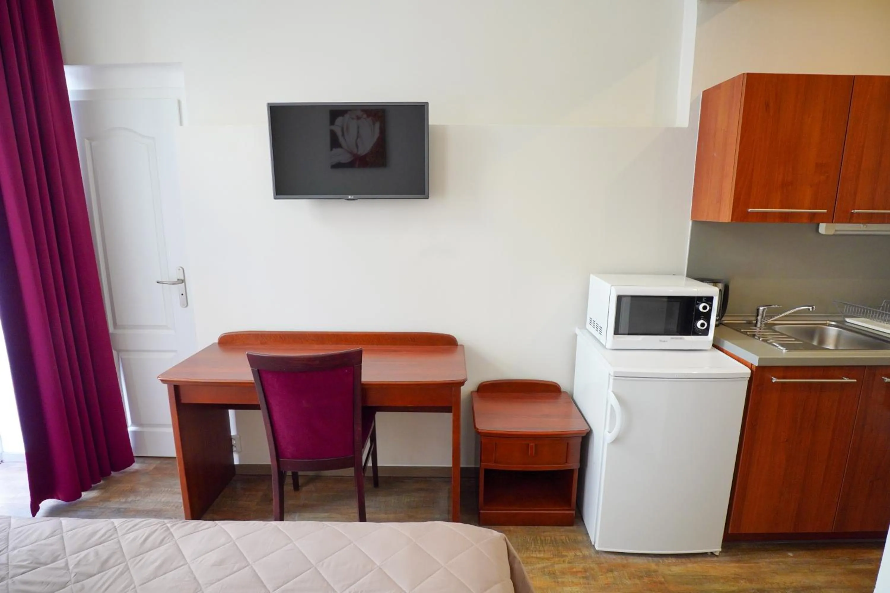 TV and multimedia in Elegant & Stylish Center Apartments!