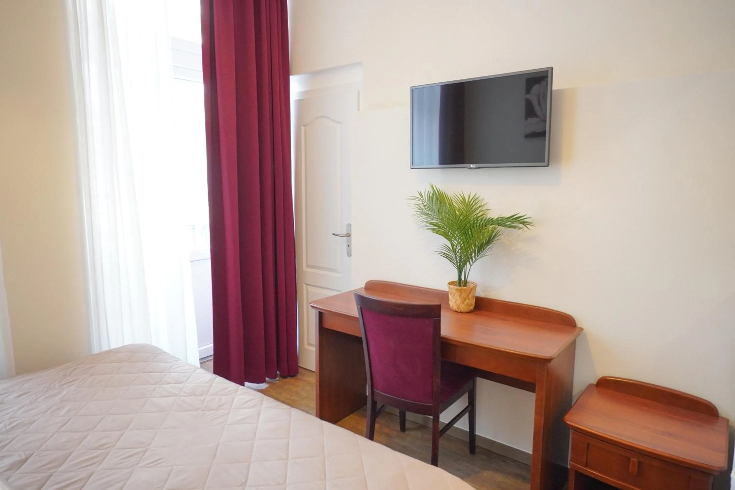 TV and multimedia, Bed in Elegant & Stylish Center Apartments!