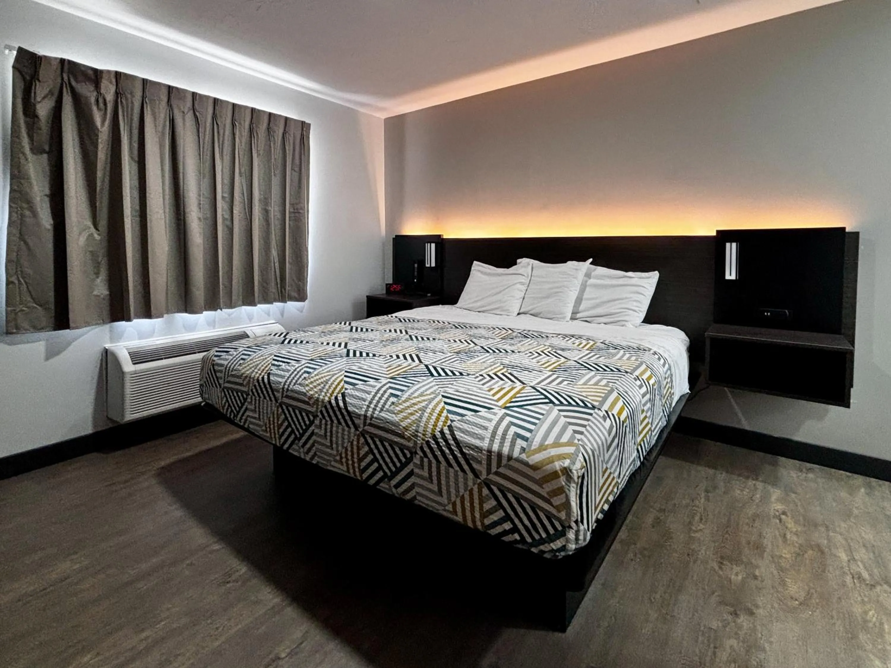 Bedroom, Bed in Studio 6 Ogden, UT 21st Street