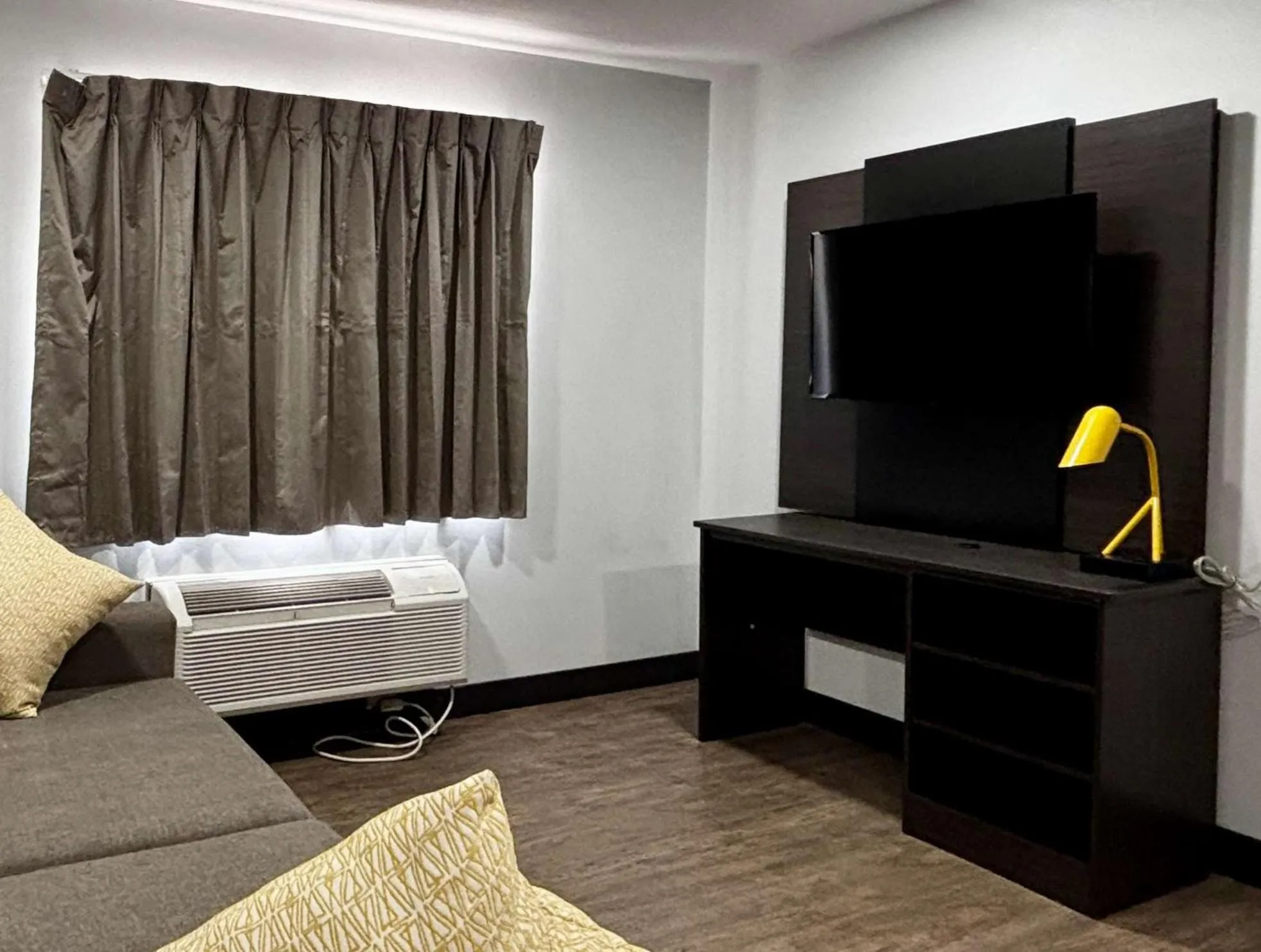 Photo of the whole room, Bed in Studio 6 Ogden, UT 21st Street