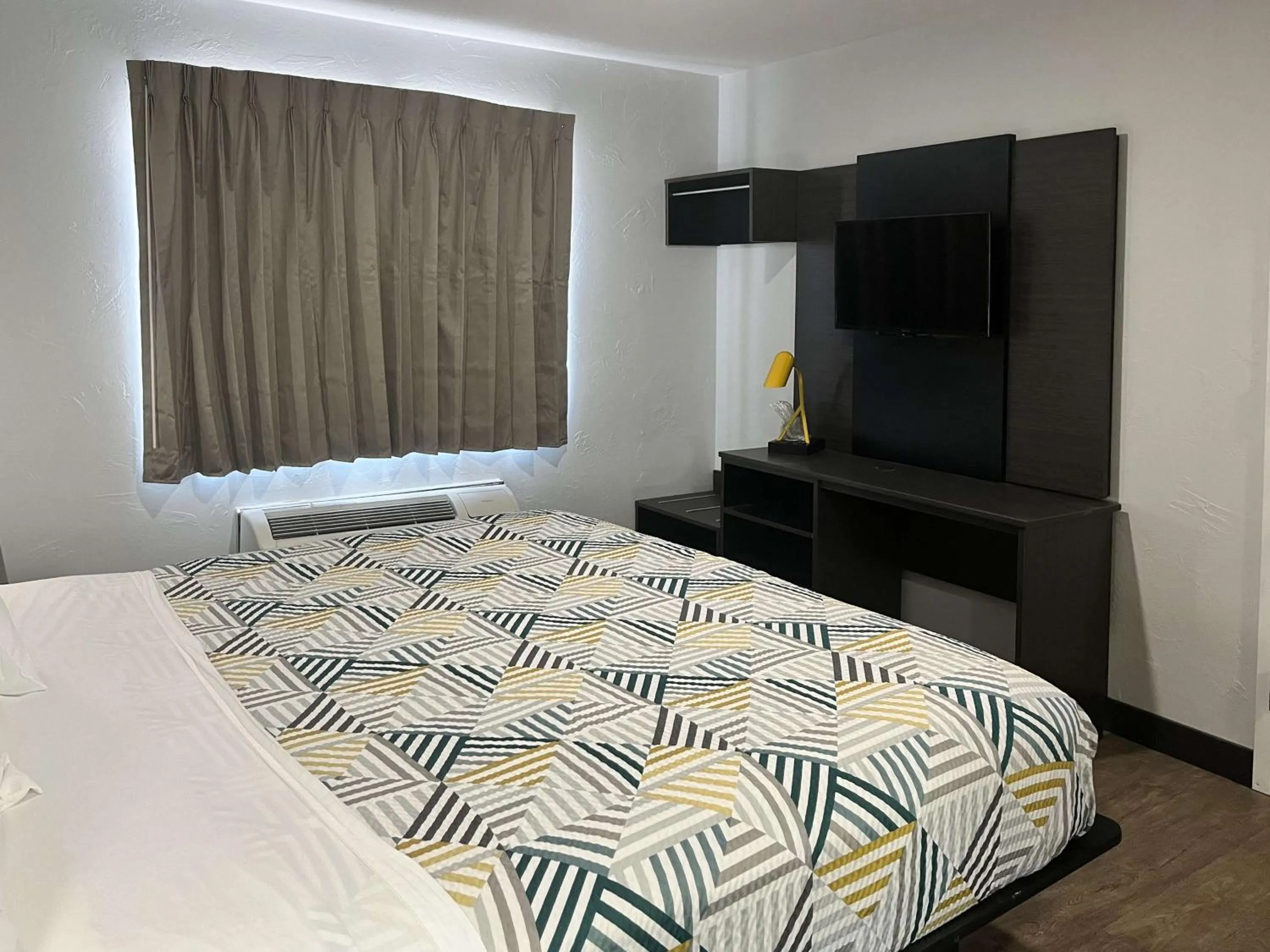 Bedroom, Bed in Studio 6 Ogden, UT 21st Street