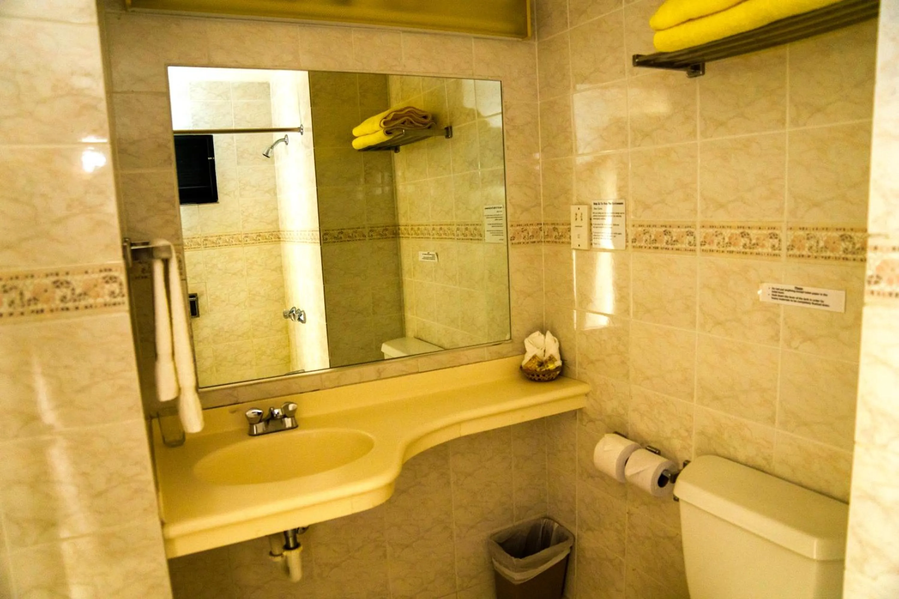 Bathroom in Allamanda Beach Resort