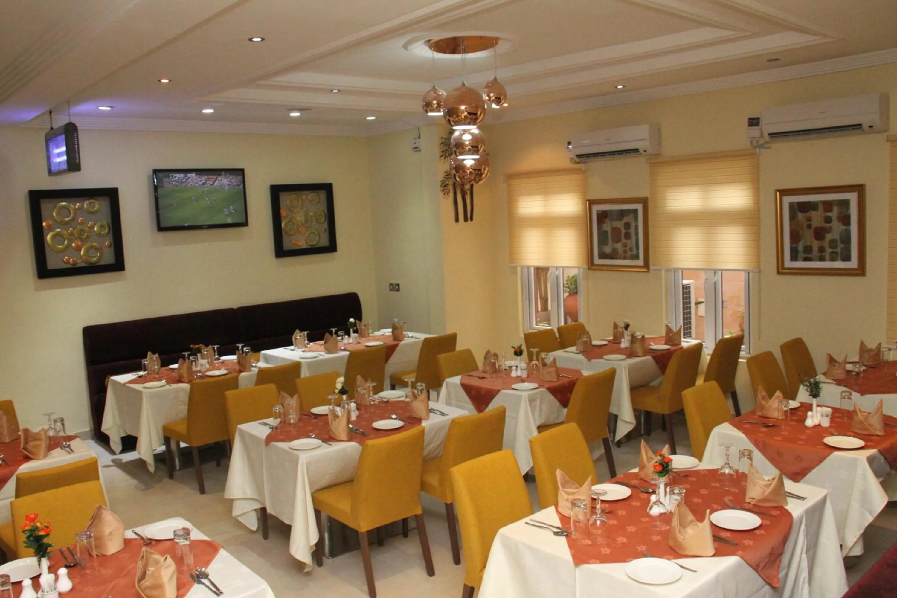 Restaurant/places to eat in Palazzo Dumont Hotel Chevron