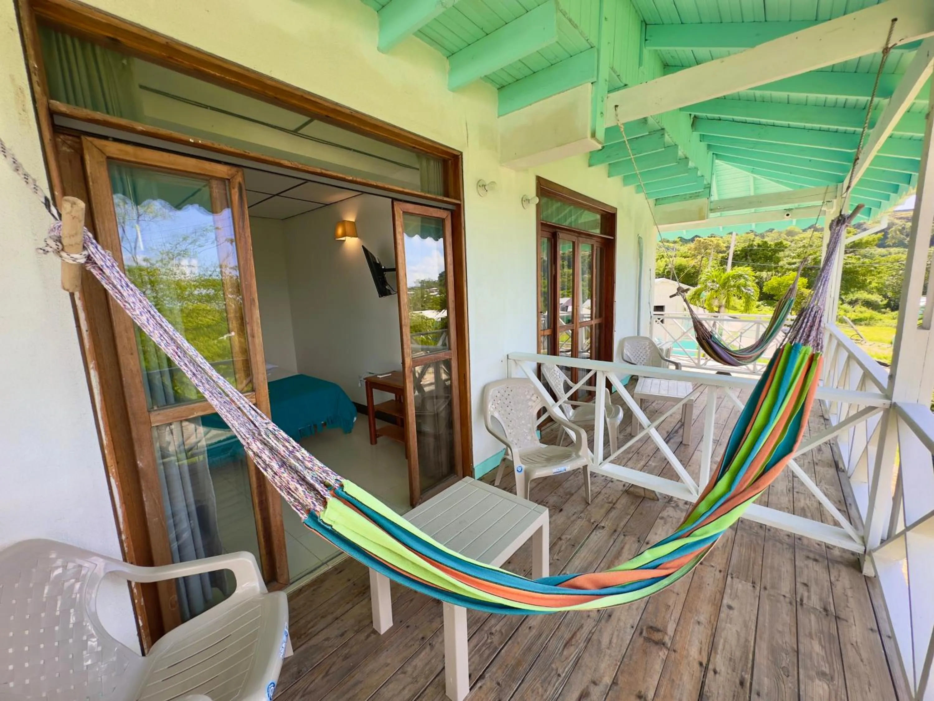 Day in South West Bay Cabañas