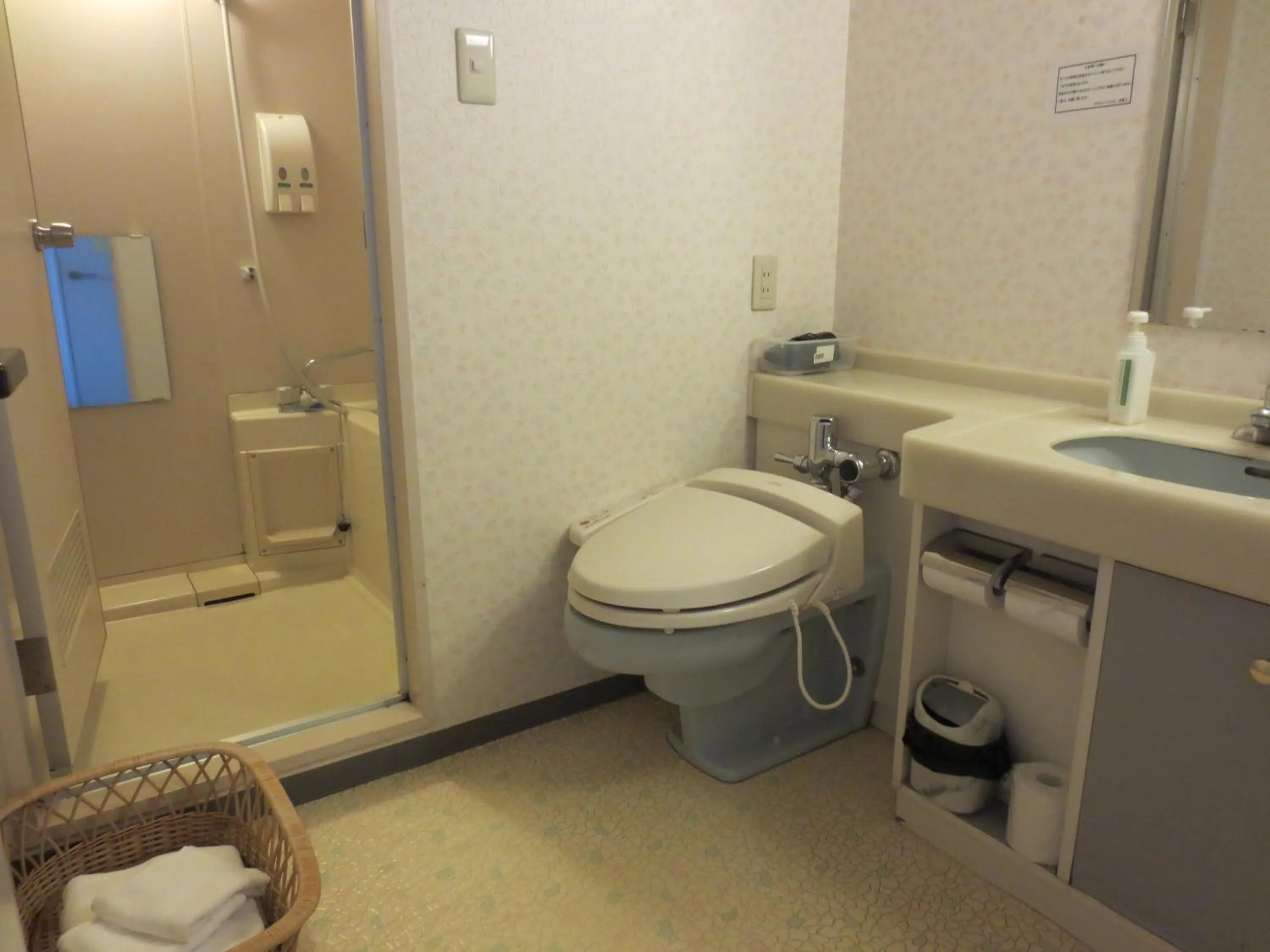 Toilet in Hotel Heart Inn