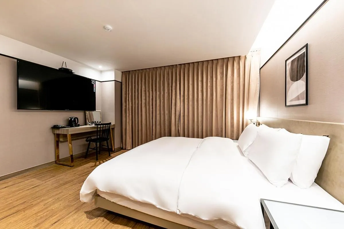 Photo of the whole room, Bed in Hotel Yaja Masan Odong Branch