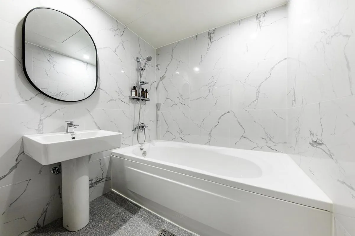 Toilet in Hotel Yaja Masan Odong Branch