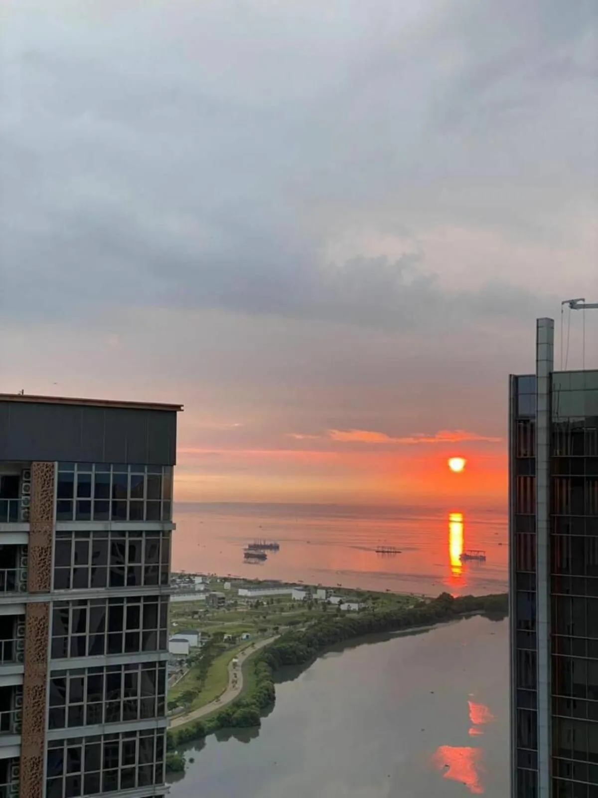 Sunrise in Comfort and Luxury Private Room at Goldcoast PIK