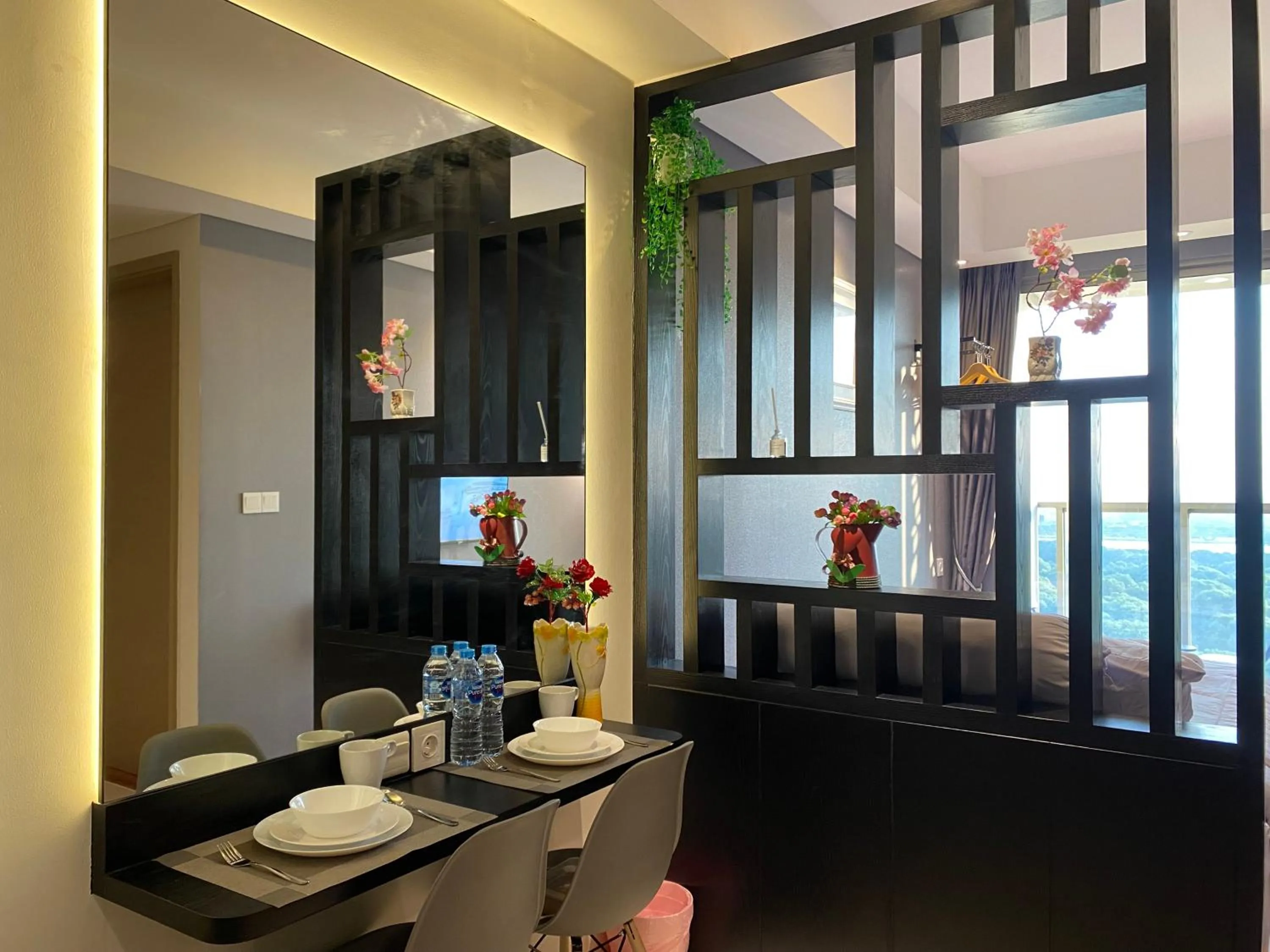 Dining area in Comfort and Luxury Private Room at Goldcoast PIK