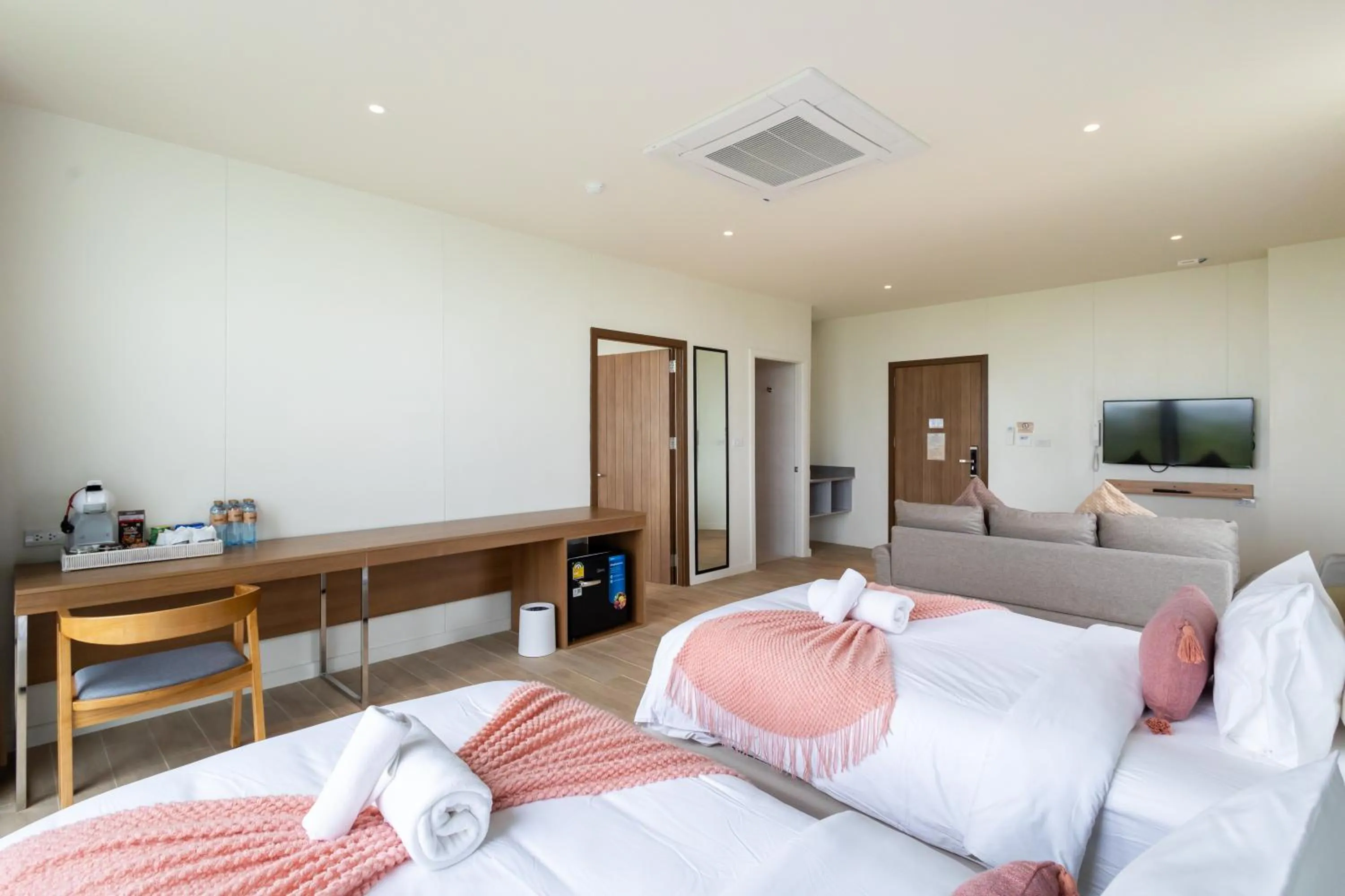 TV and multimedia, Bed in GOOD Nakhonsawan Hotel