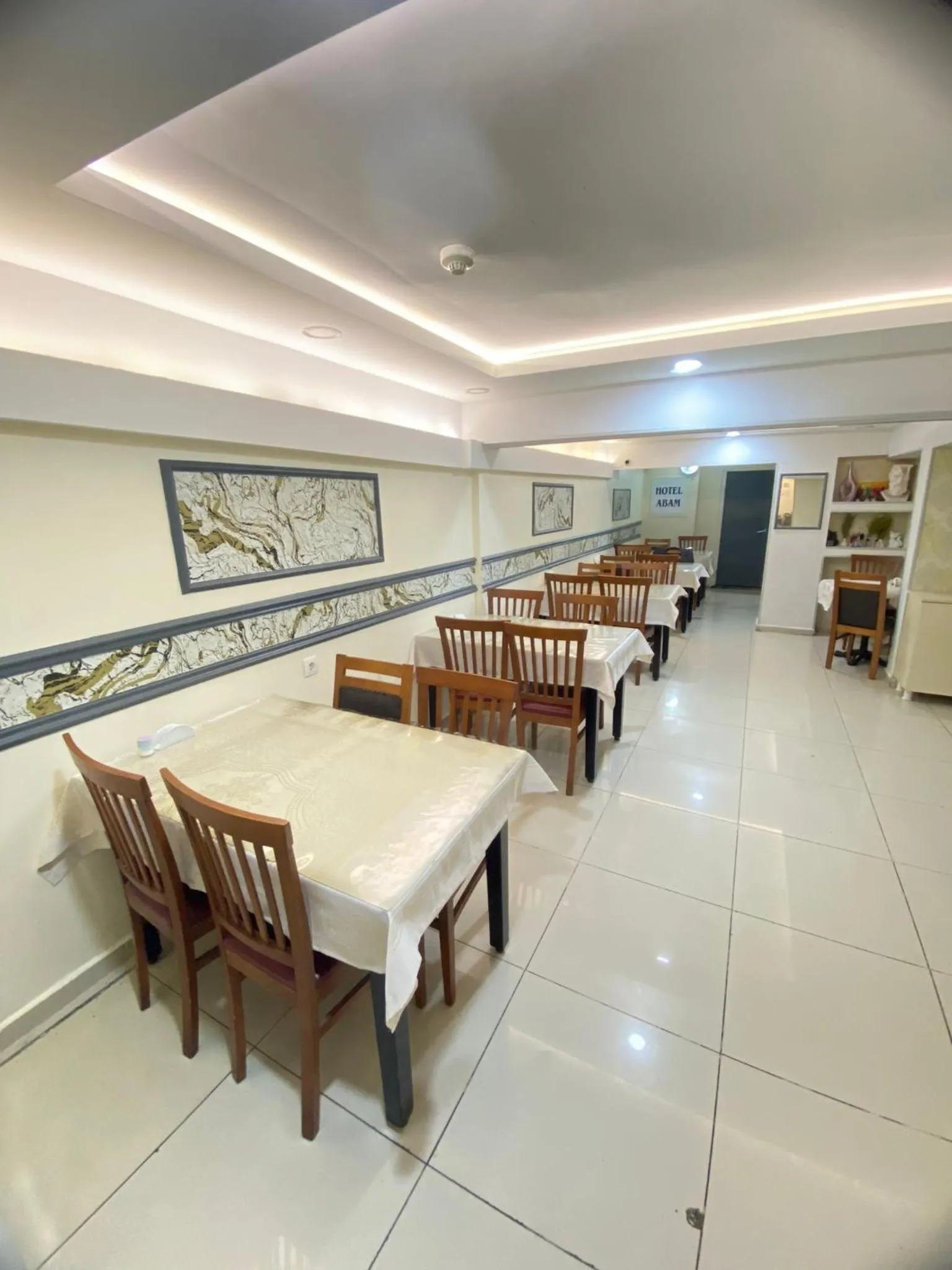 Restaurant/places to eat in Abam Hotel