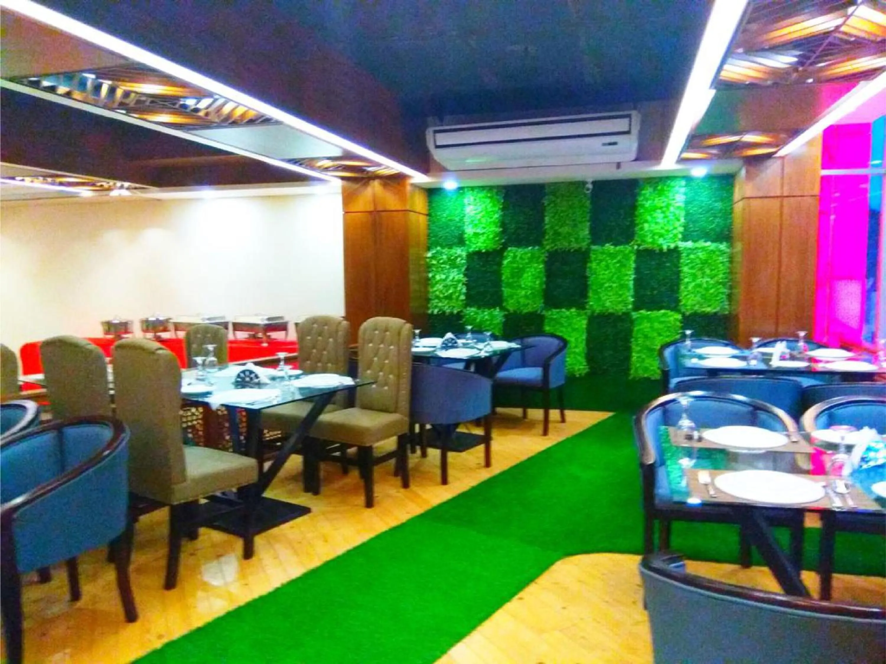 Restaurant/places to eat in New Hotel Grand View