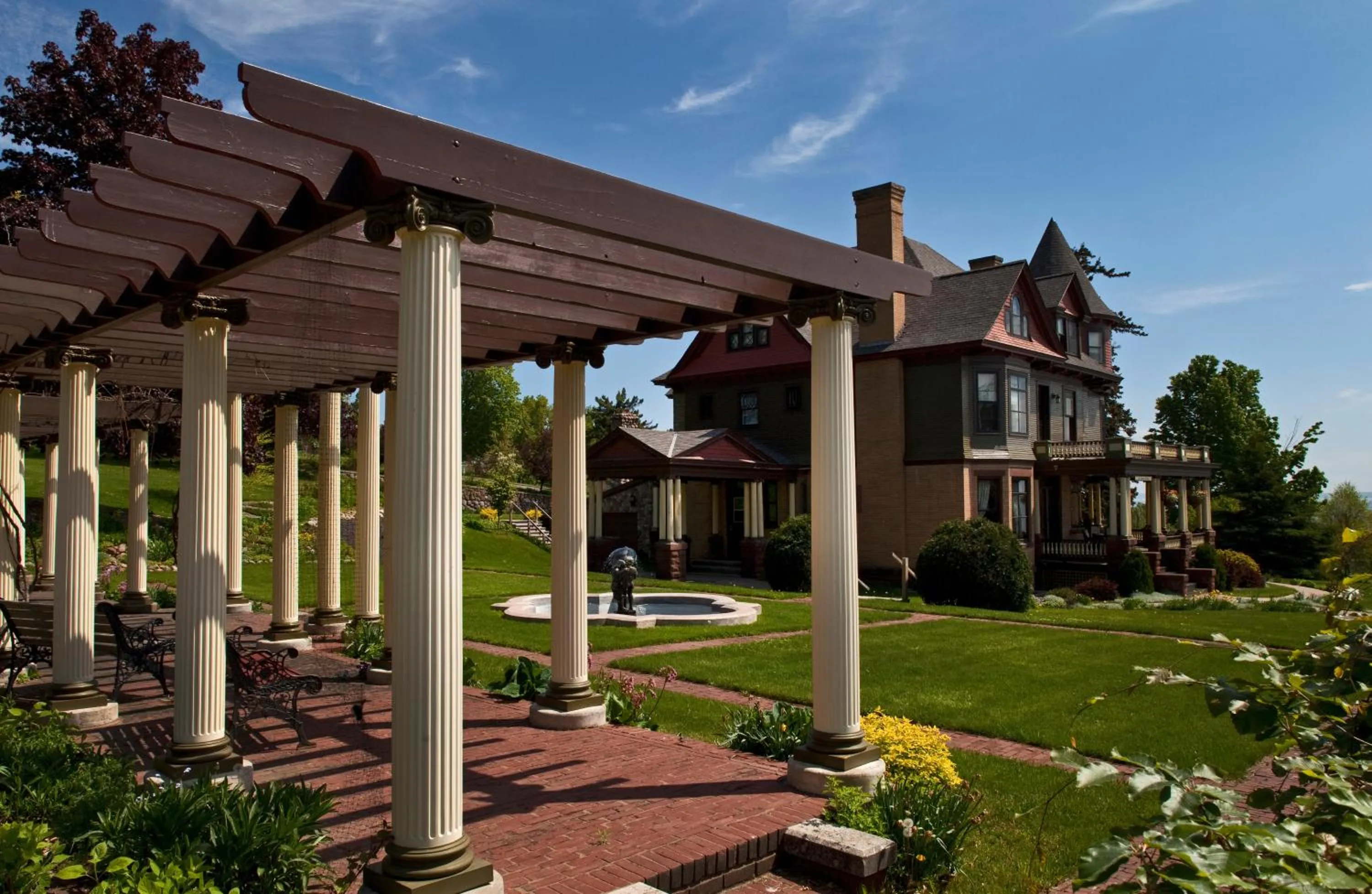 Property building in Old Rittenhouse Inn