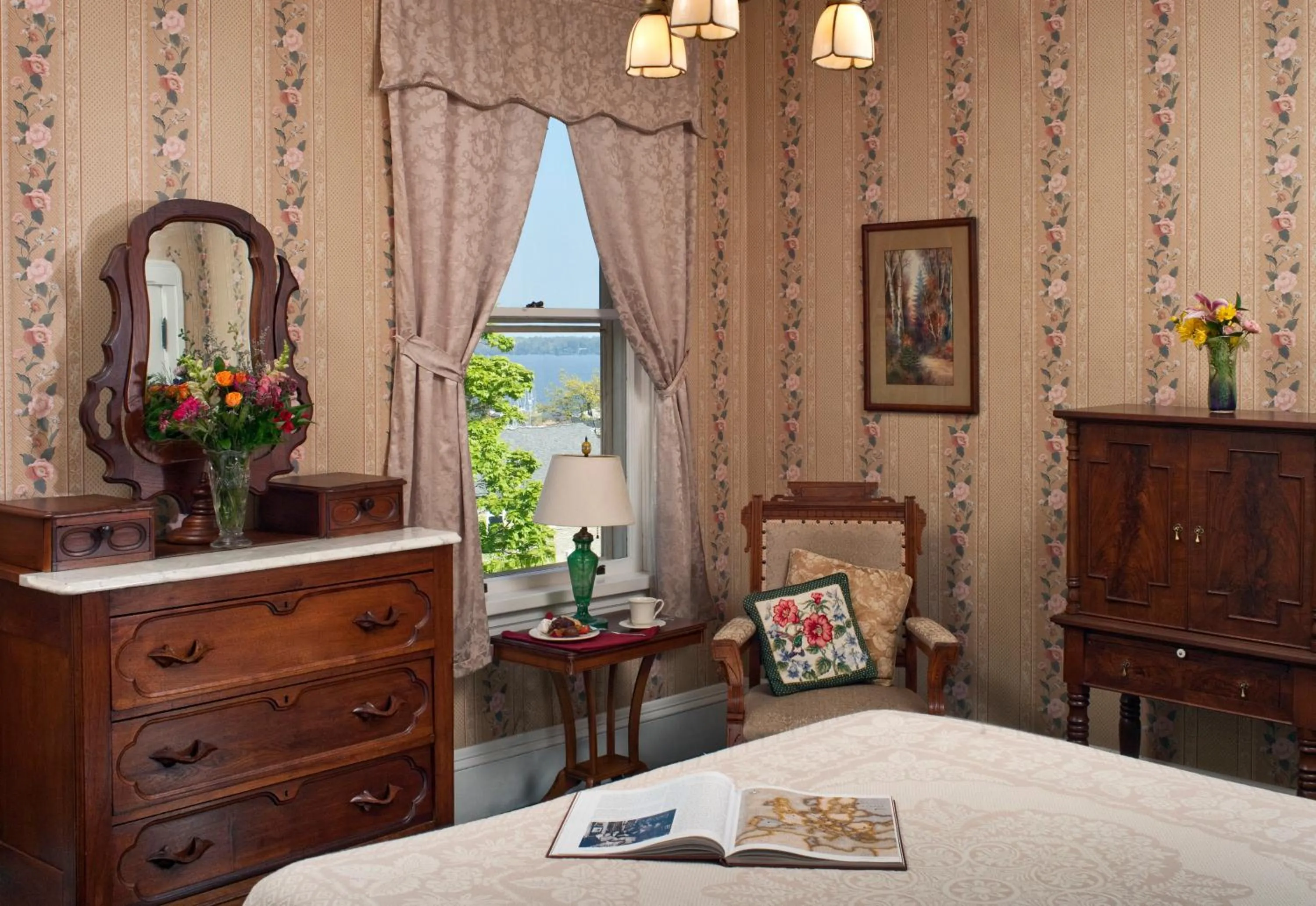 Bedroom in Old Rittenhouse Inn