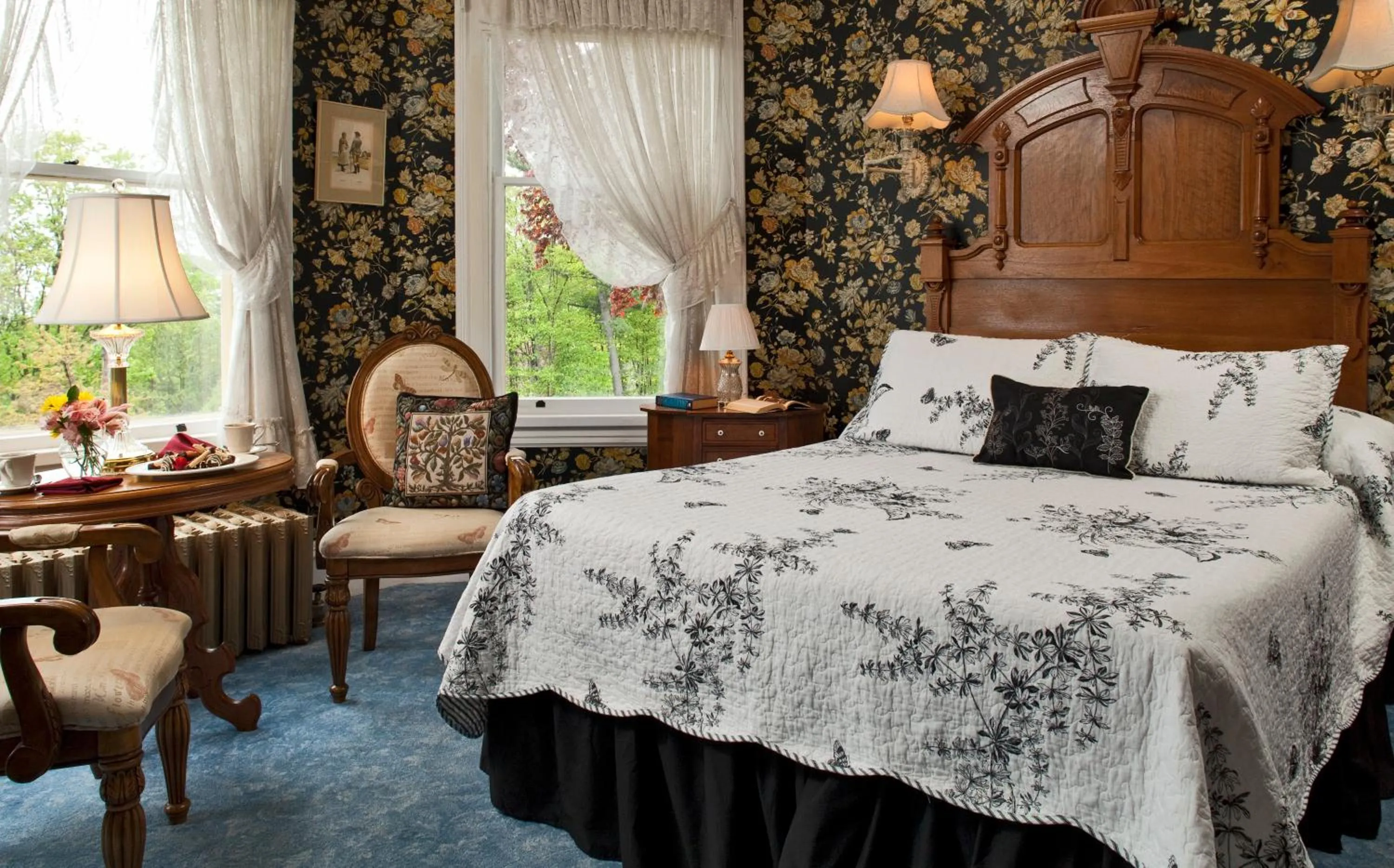 Bedroom in Old Rittenhouse Inn