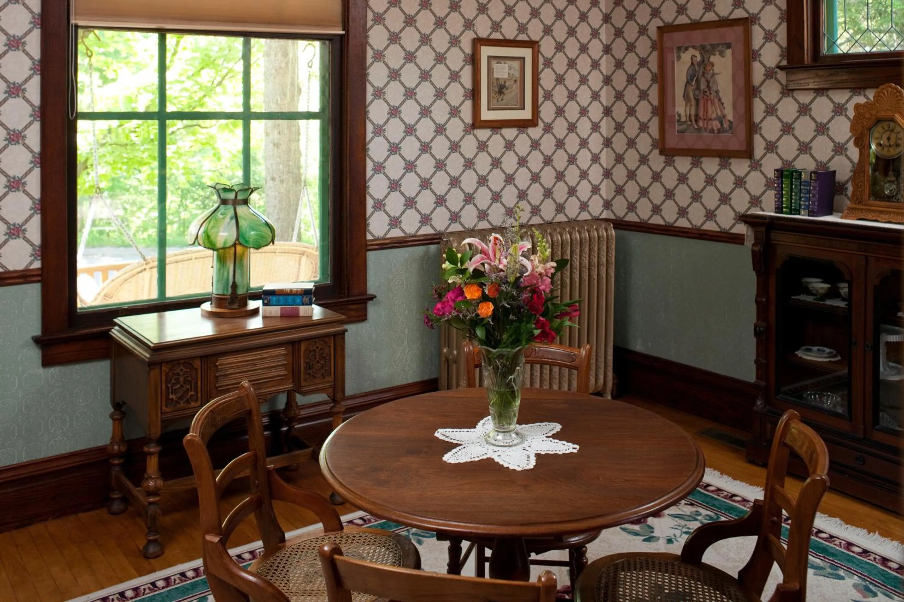 Communal lounge/ TV room in Old Rittenhouse Inn