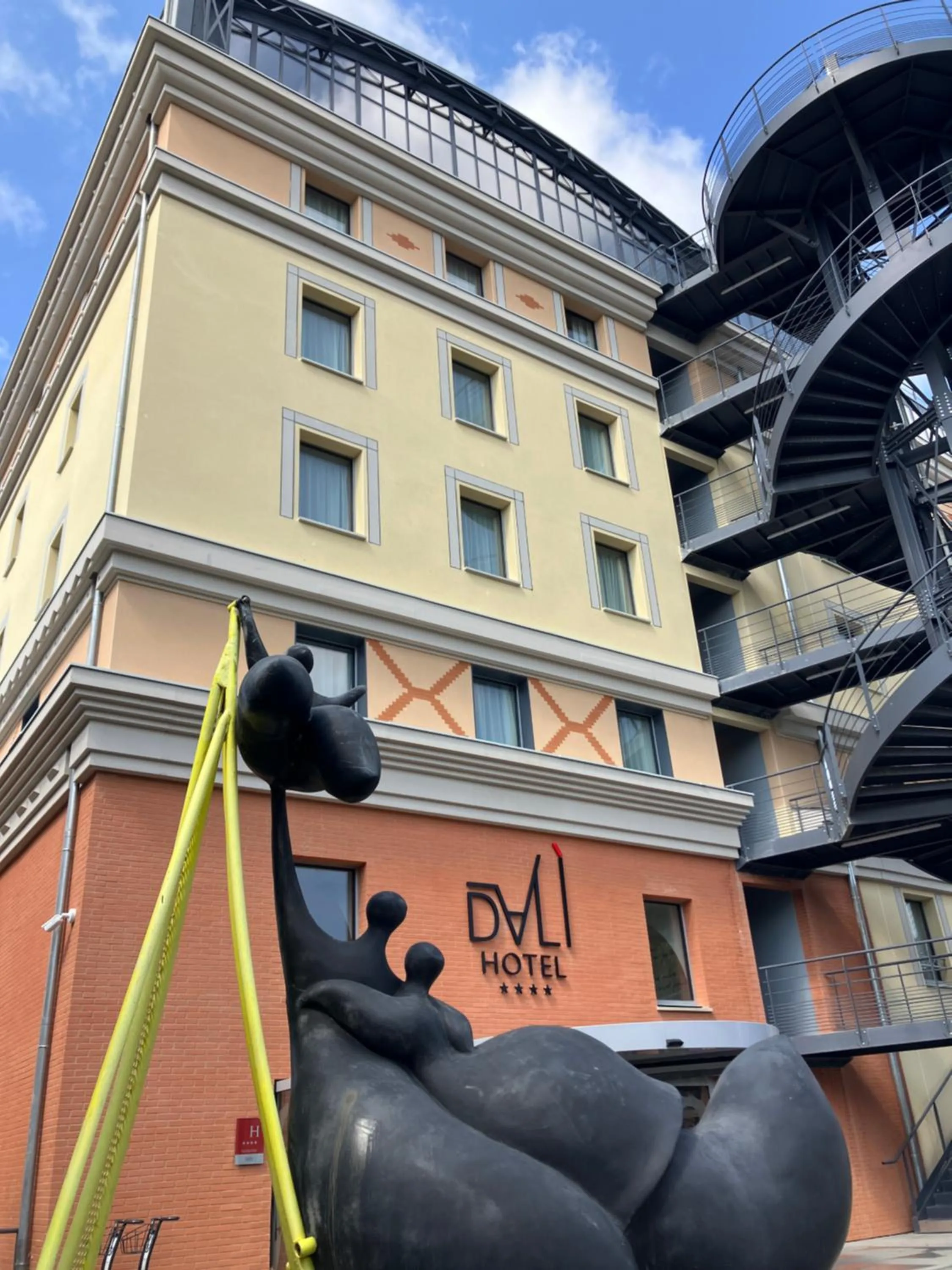 Property building in Dali Hôtel Montauban