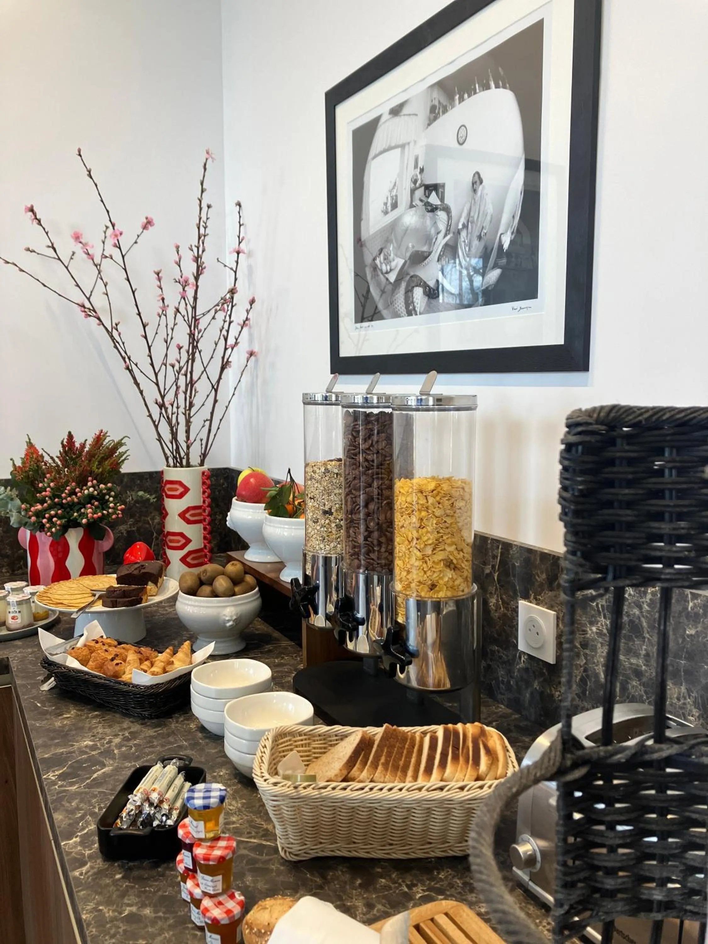 Buffet breakfast in Dali Hôtel Montauban