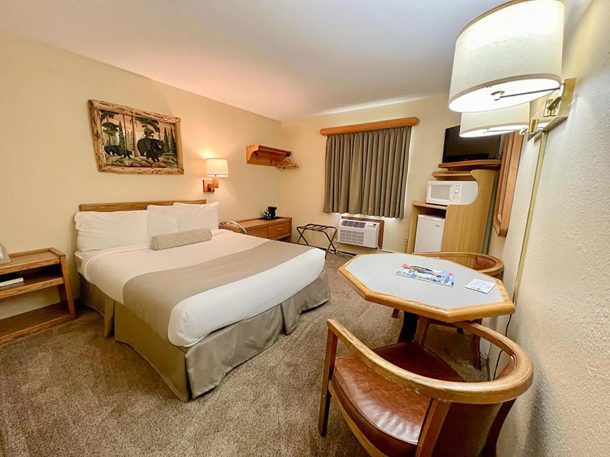 Bedroom, Bed in Beartooth Hideaway Inn & Cabins