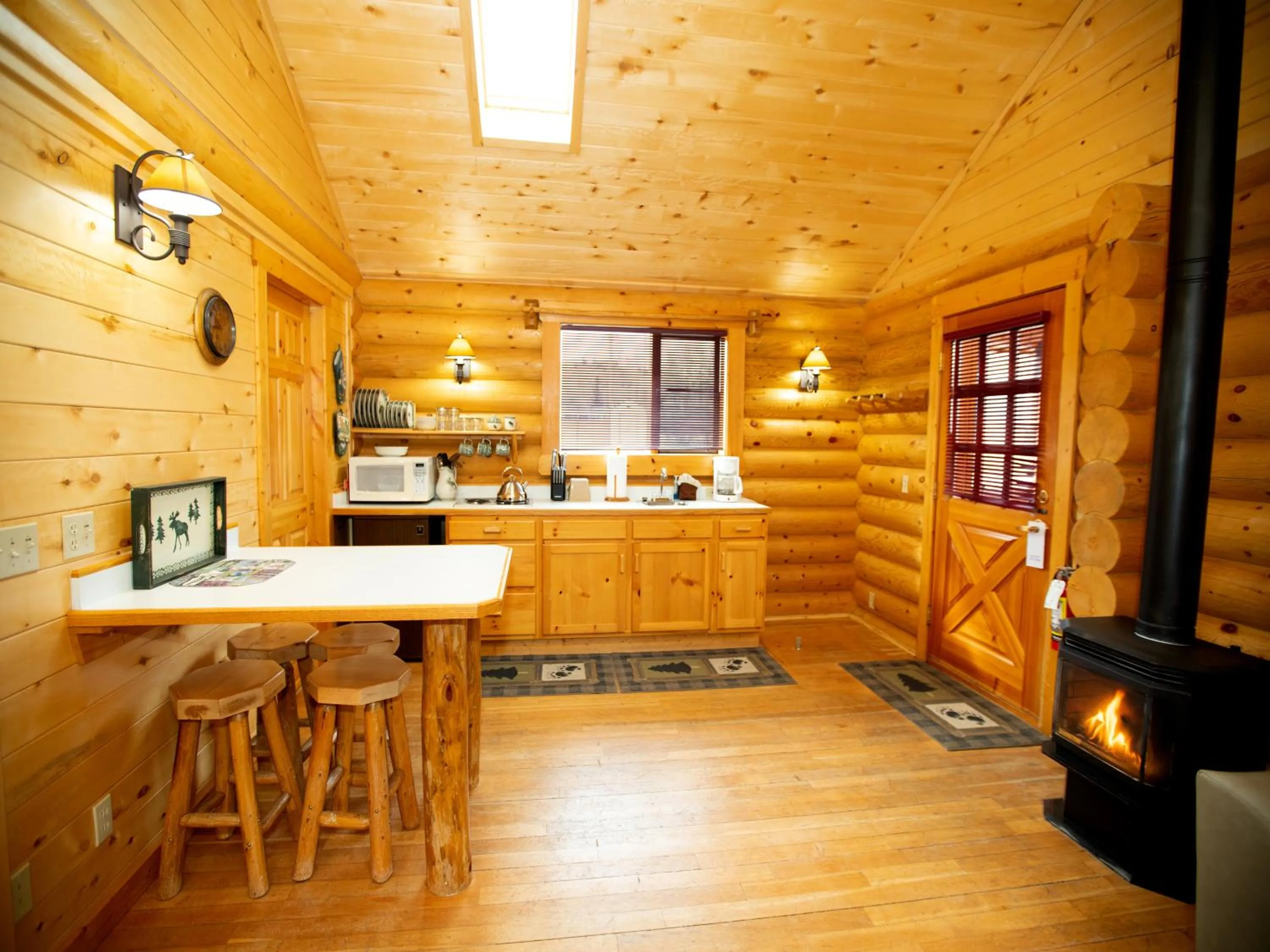 Kitchen or kitchenette in Beartooth Hideaway Inn & Cabins