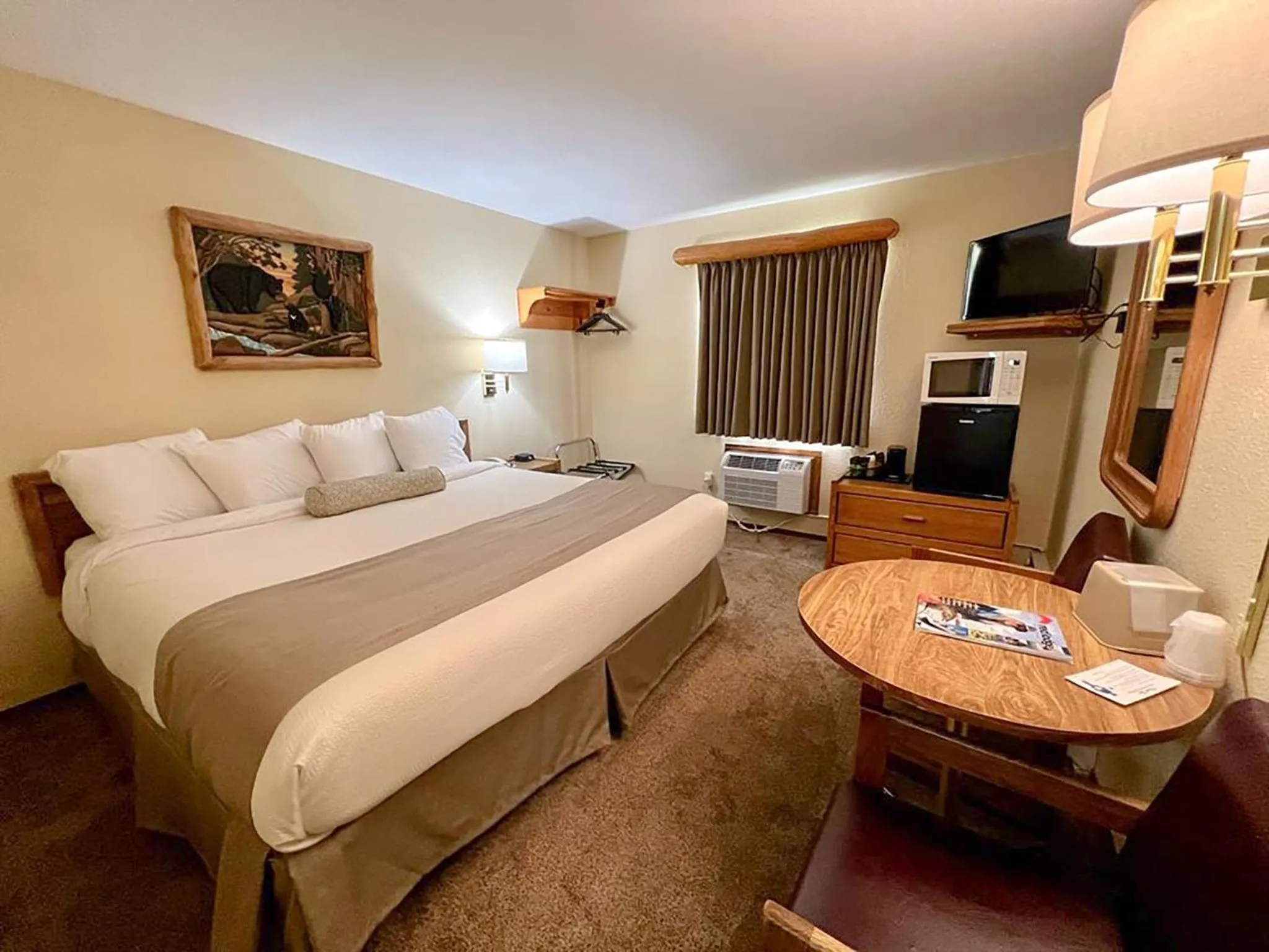 Bed in Beartooth Hideaway Inn & Cabins