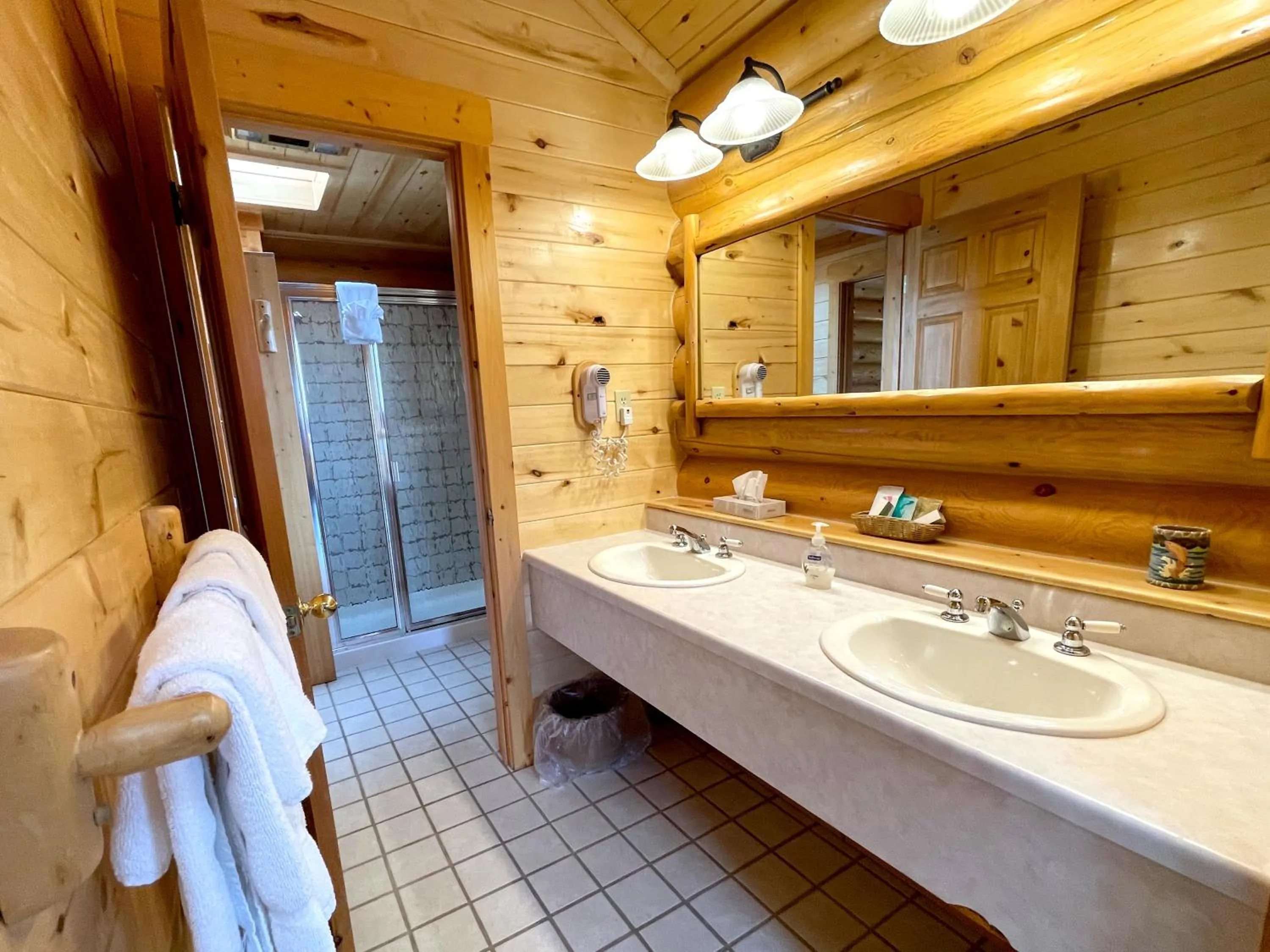 Bathroom in Beartooth Hideaway Inn & Cabins