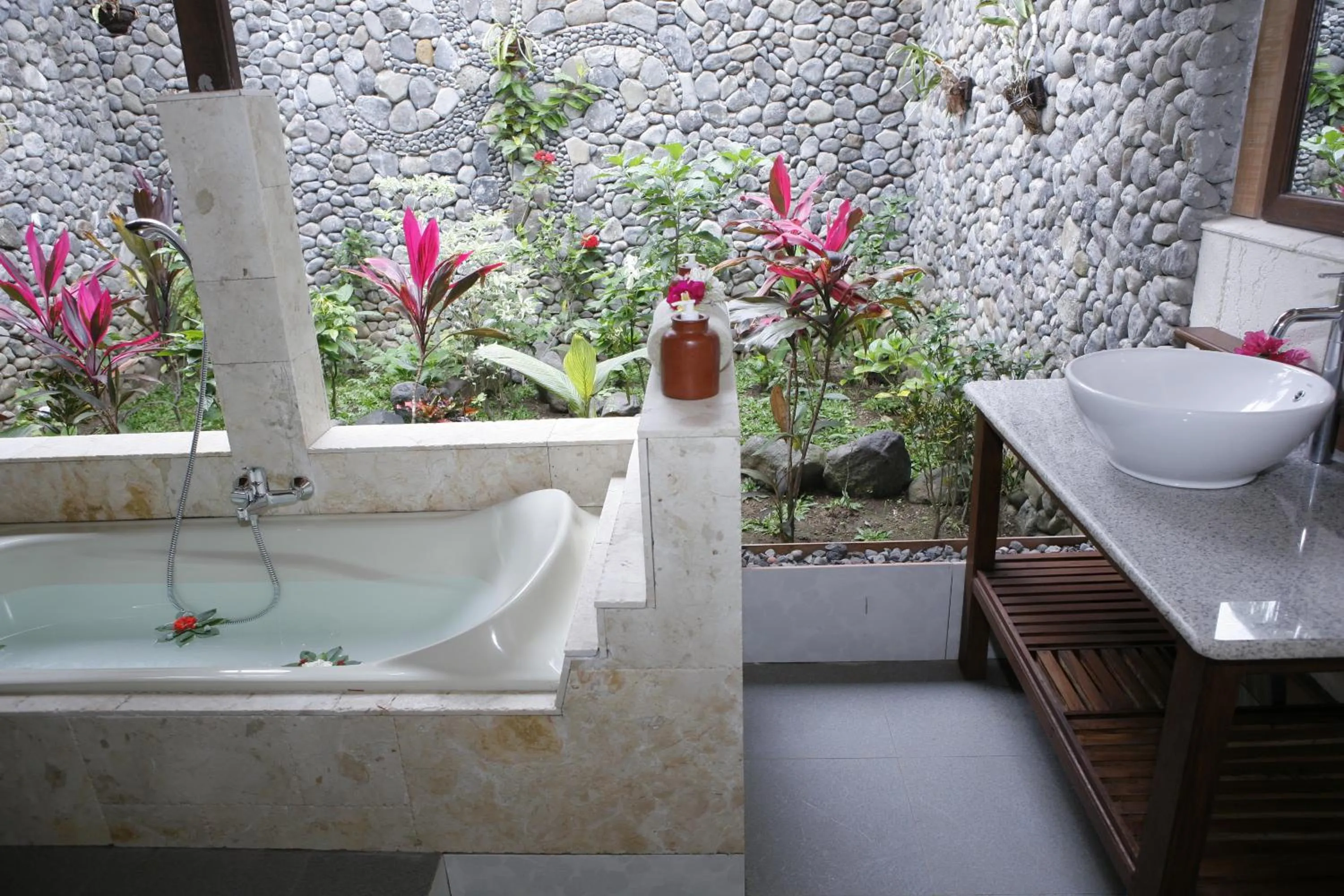 Bathroom in Rinjani Lodge