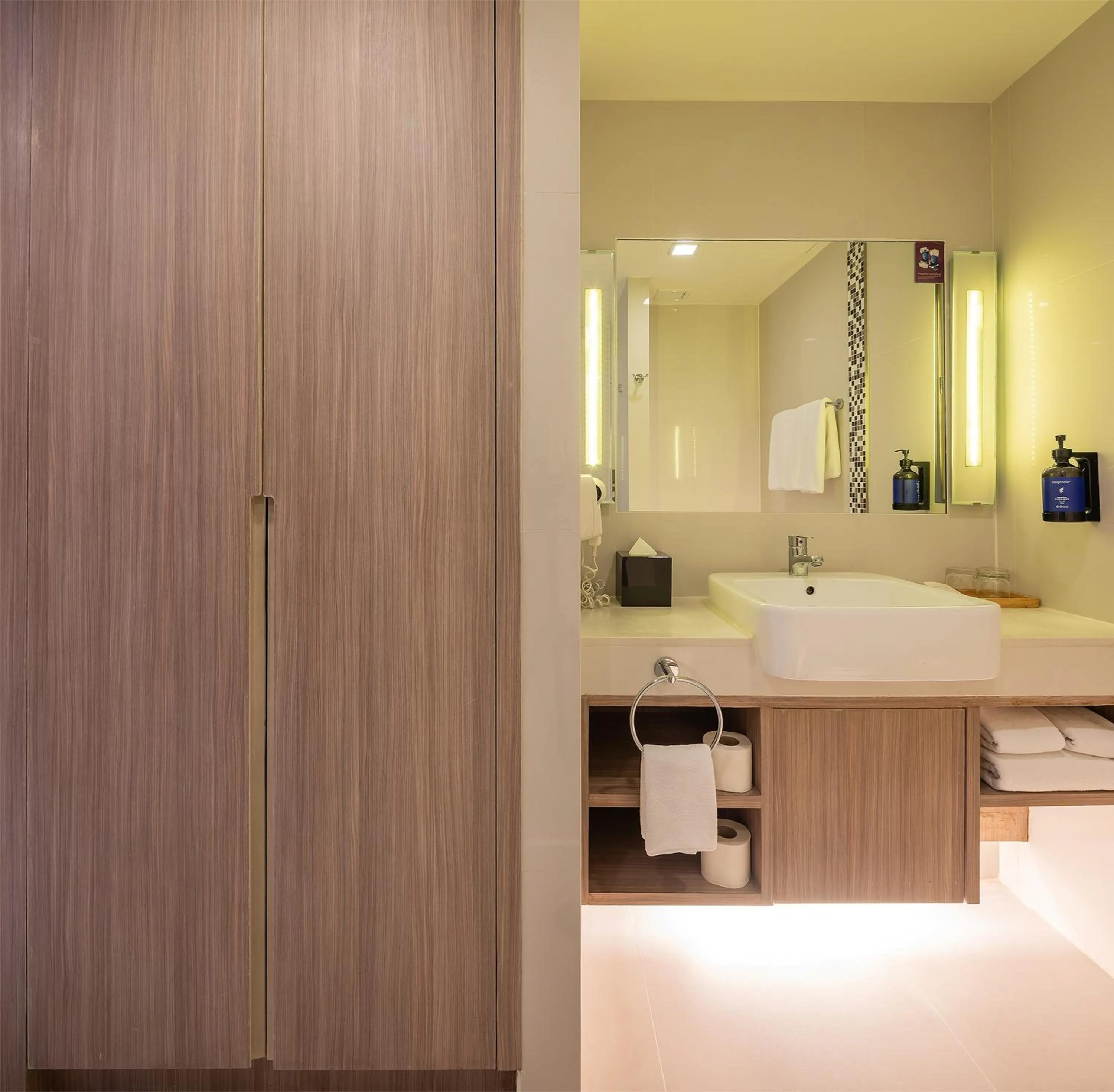 Bathroom, Bed in Travelodge Pattaya