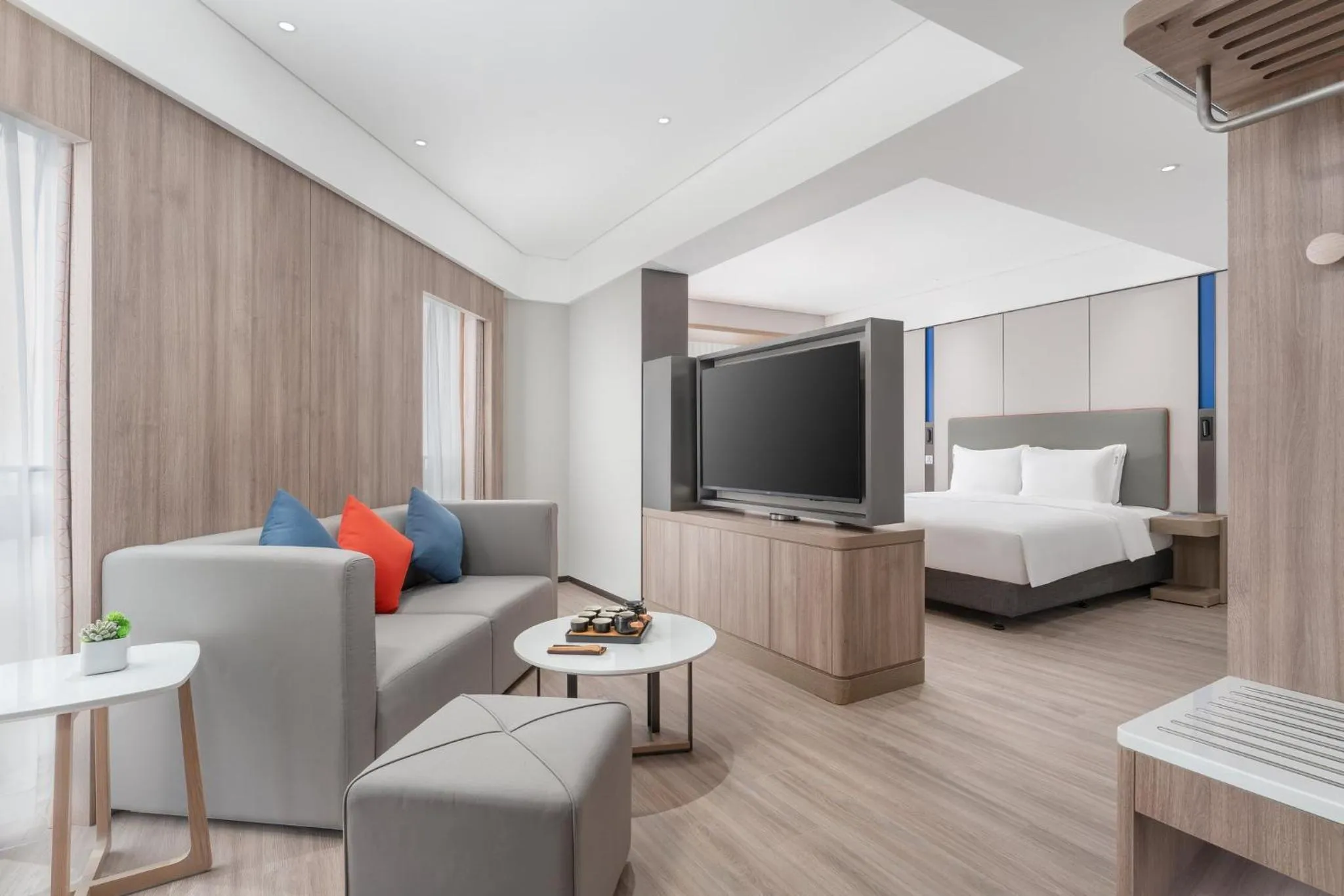 Photo of the whole room, Bed in Holiday Inn Express Guangzhou Panyu Dashi by IHG