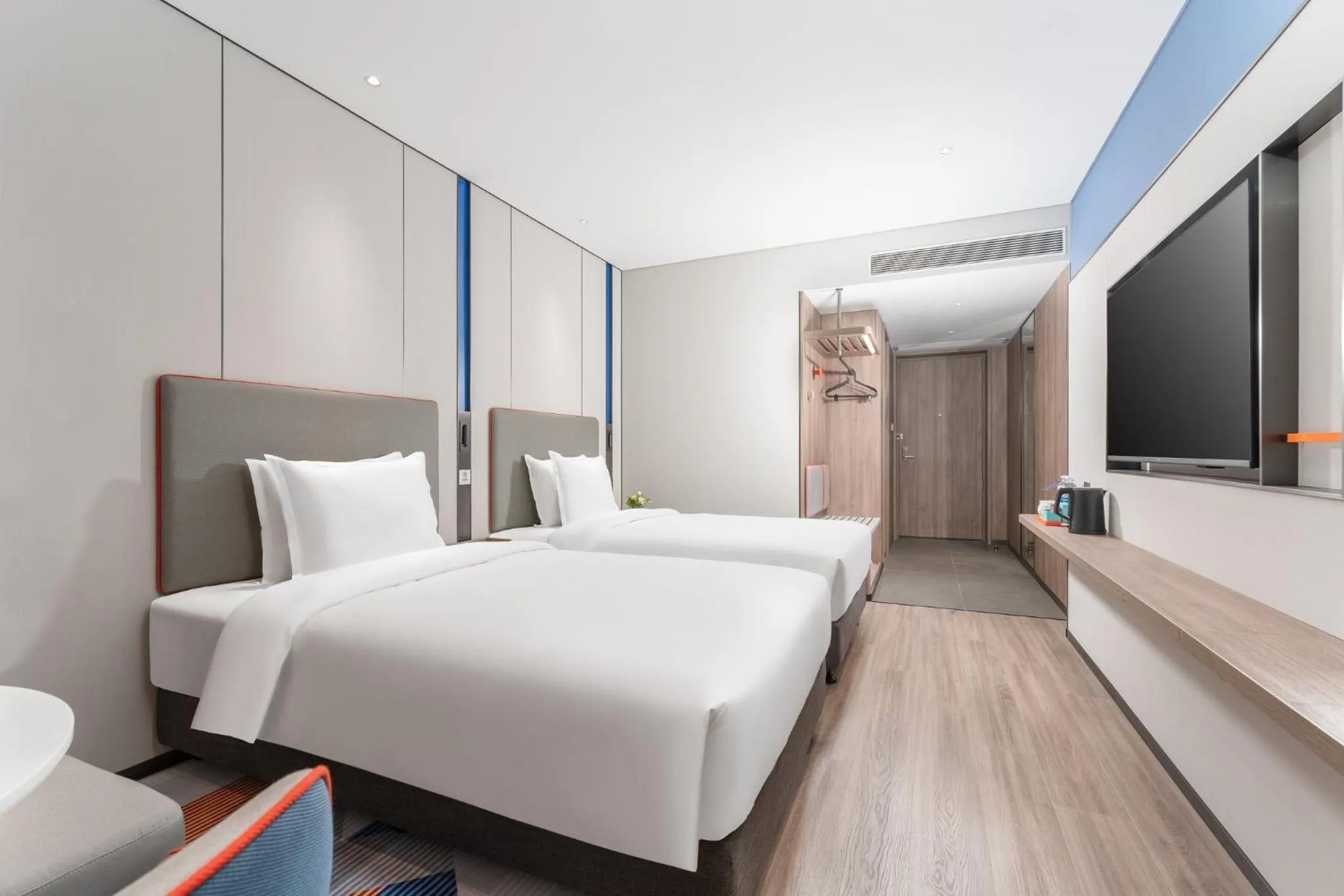 Photo of the whole room, Bed in Holiday Inn Express Guangzhou Panyu Dashi by IHG