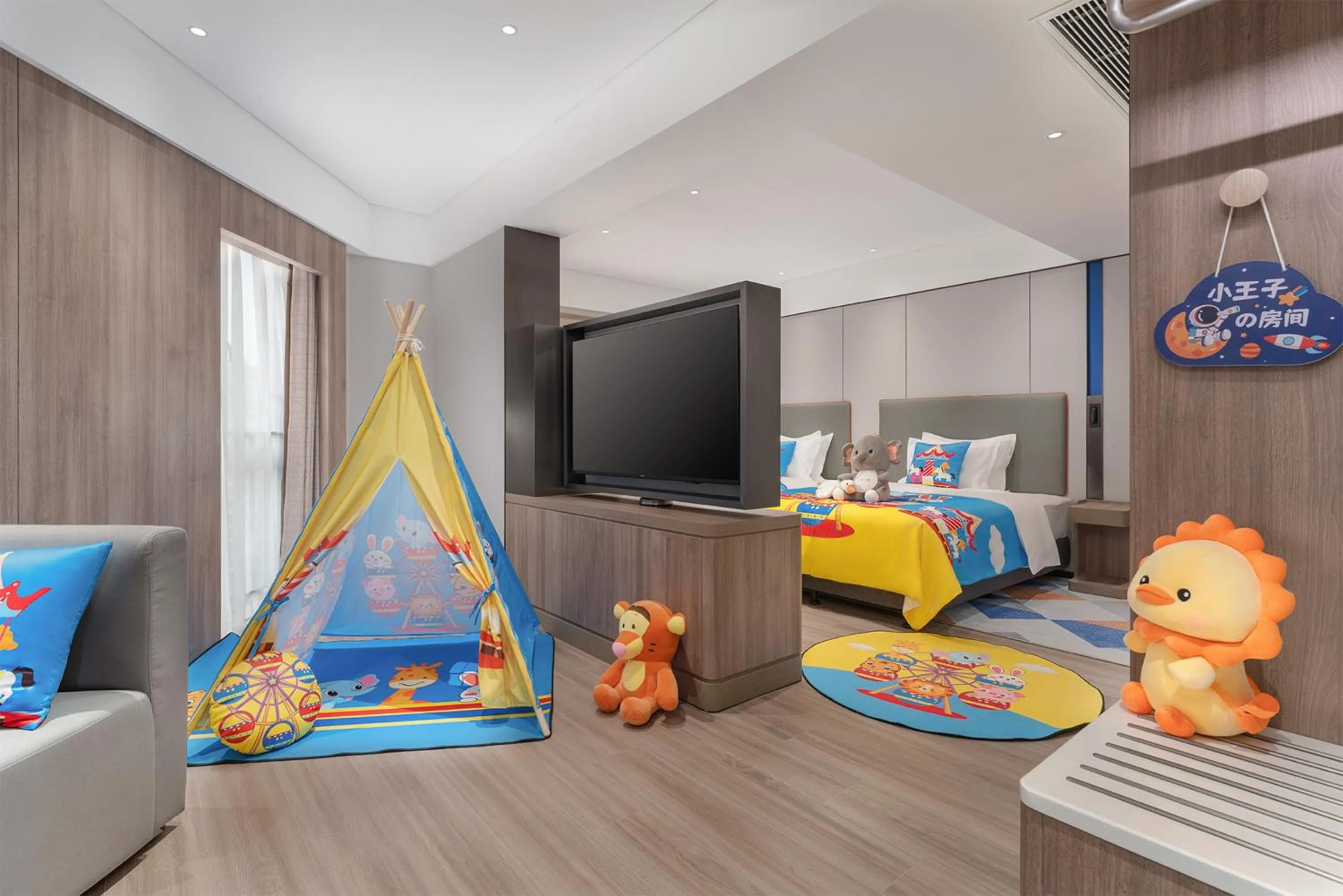 Photo of the whole room, Bed in Holiday Inn Express Guangzhou Panyu Dashi by IHG