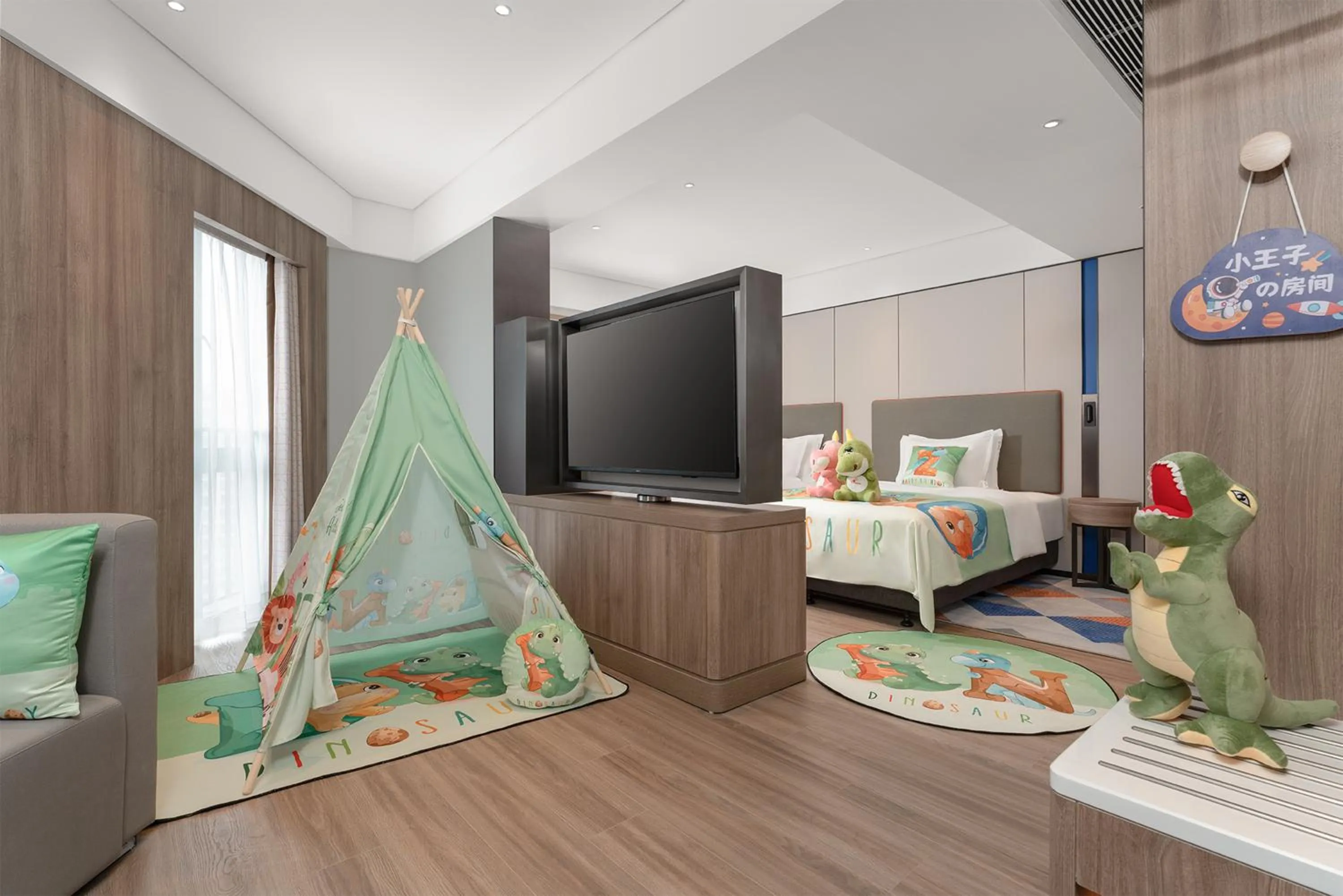 Photo of the whole room, Bed in Holiday Inn Express Guangzhou Panyu Dashi by IHG