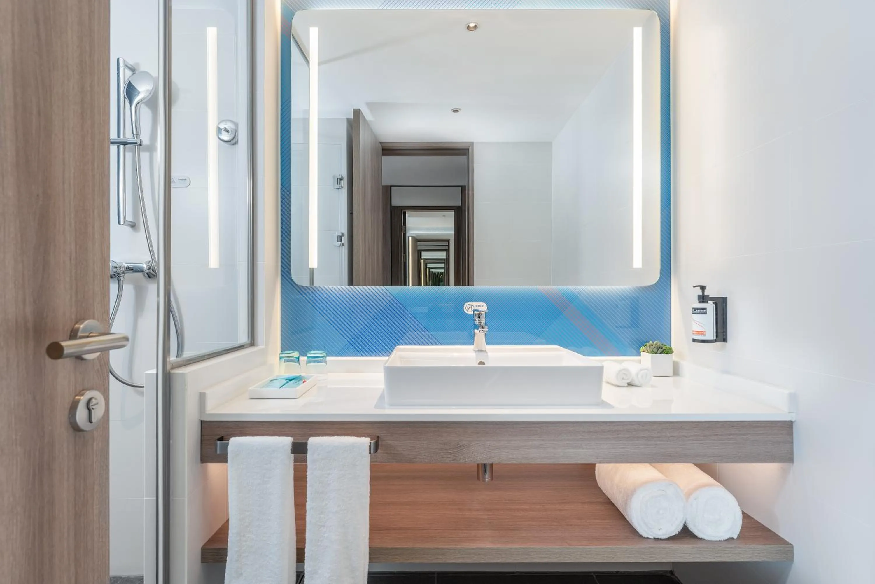 Toilet in Holiday Inn Express Guangzhou Panyu Dashi by IHG