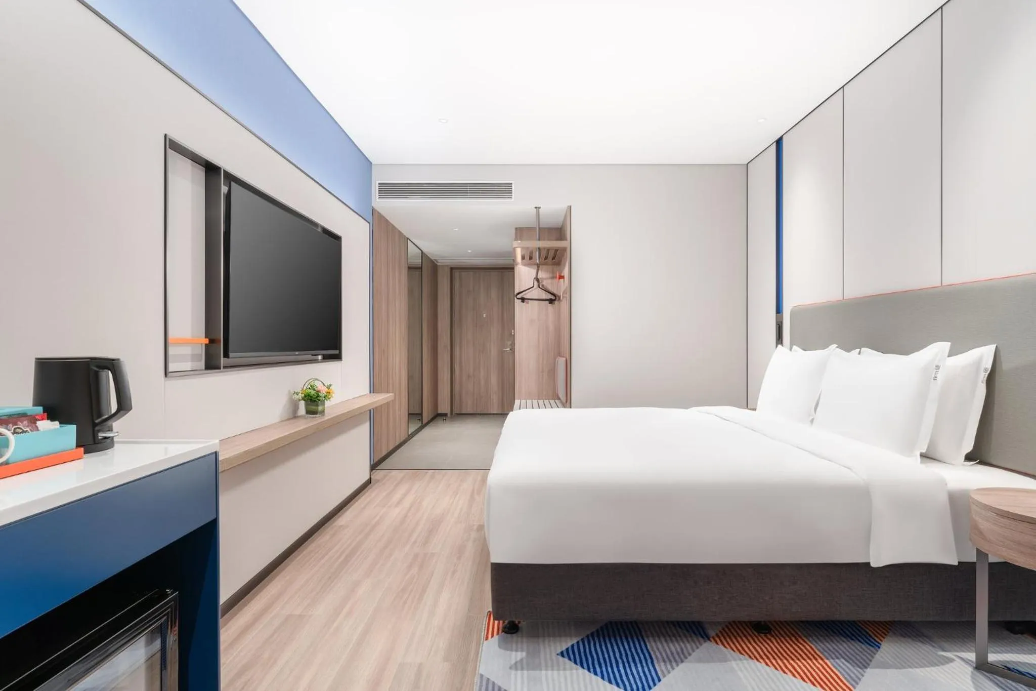 Photo of the whole room, Bed in Holiday Inn Express Guangzhou Panyu Dashi by IHG