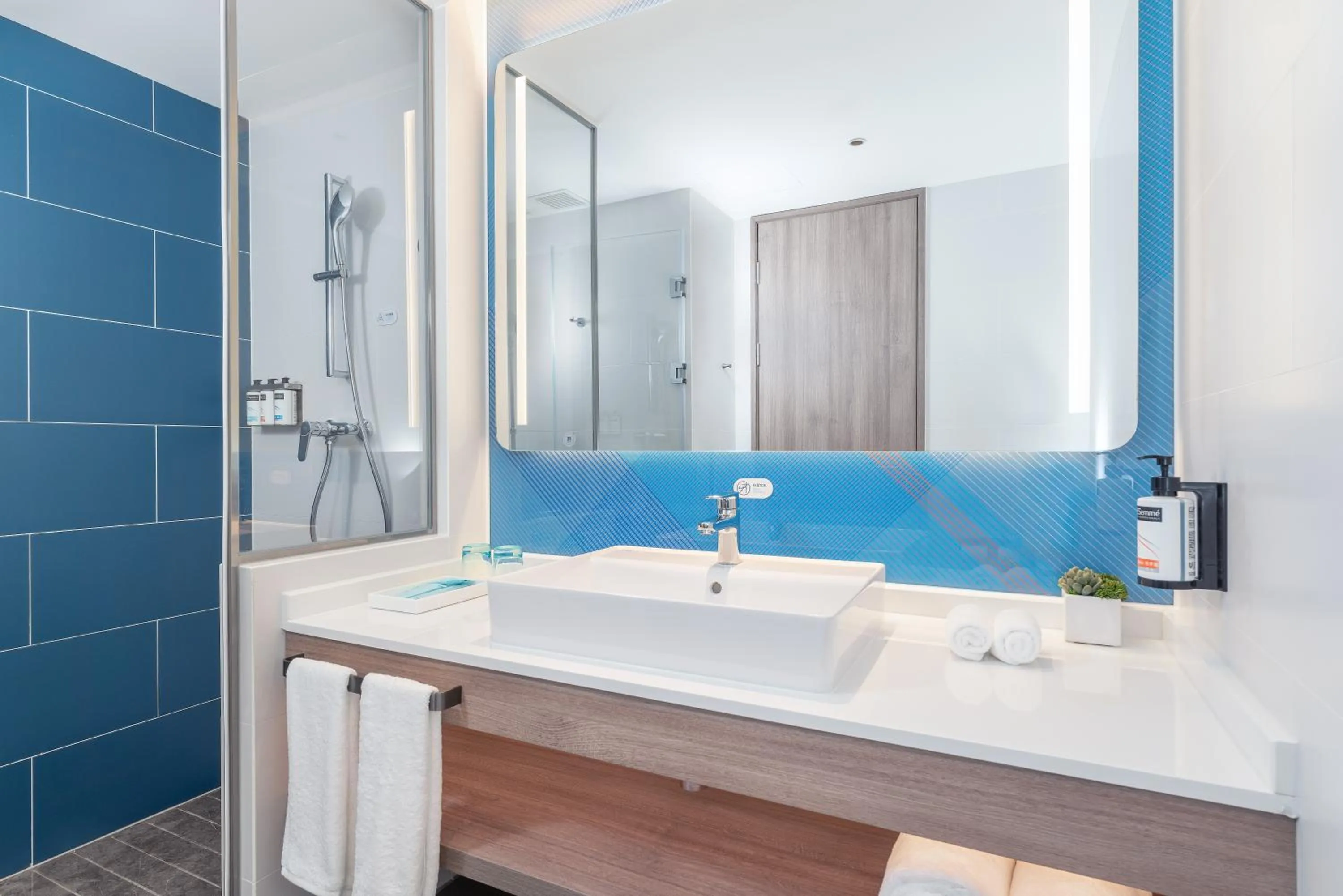 Shower in Holiday Inn Express Guangzhou Panyu Dashi by IHG