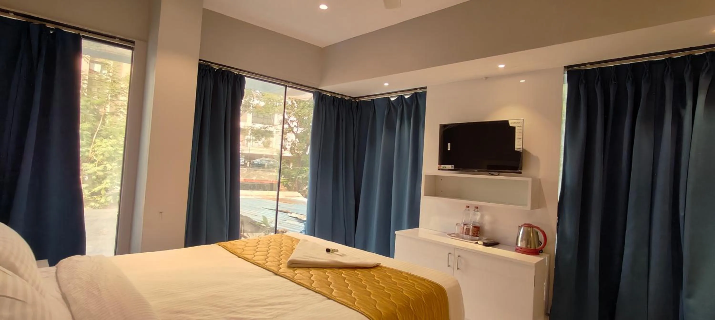 Bed in Grand Dyad Hotel - Near Kokilaben Hospital Andheri West