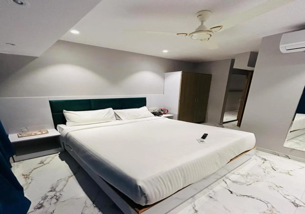 Bed in Grand Dyad Hotel - Near Kokilaben Hospital Andheri West