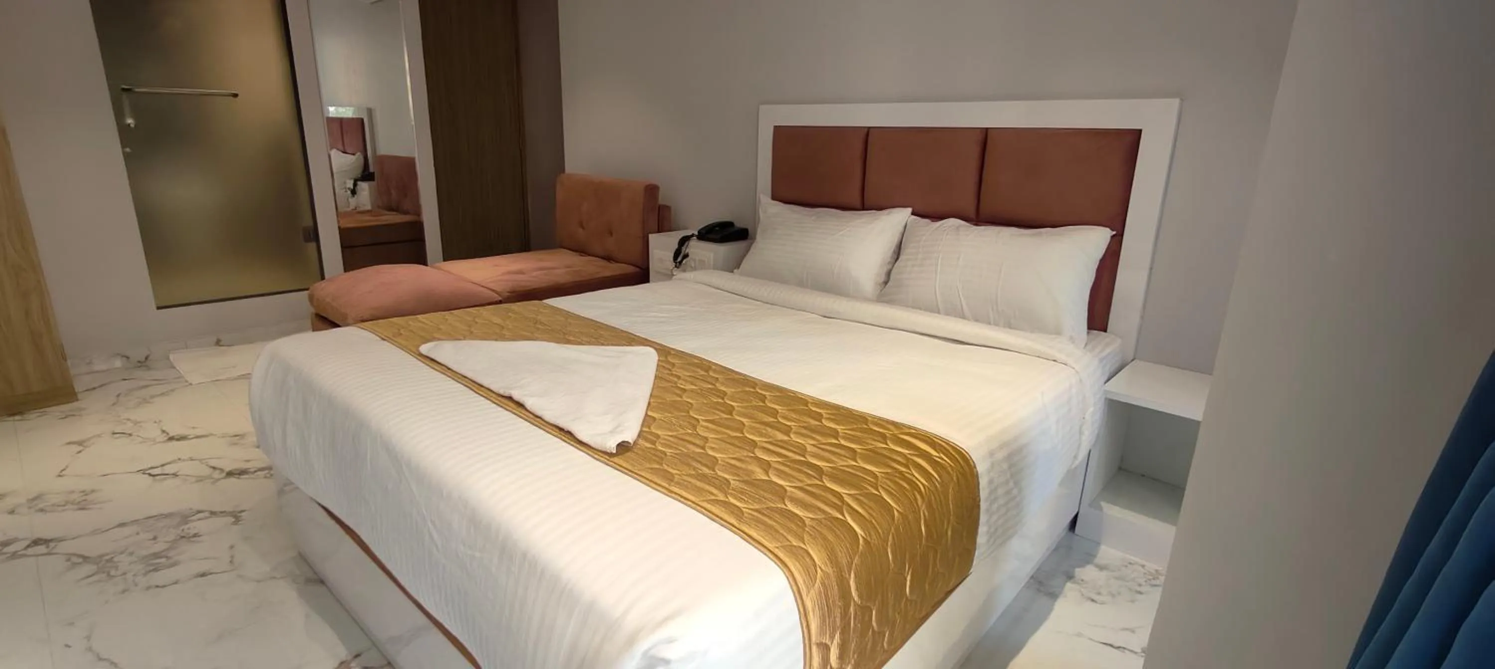 Bed in Grand Dyad Hotel - Near Kokilaben Hospital Andheri West