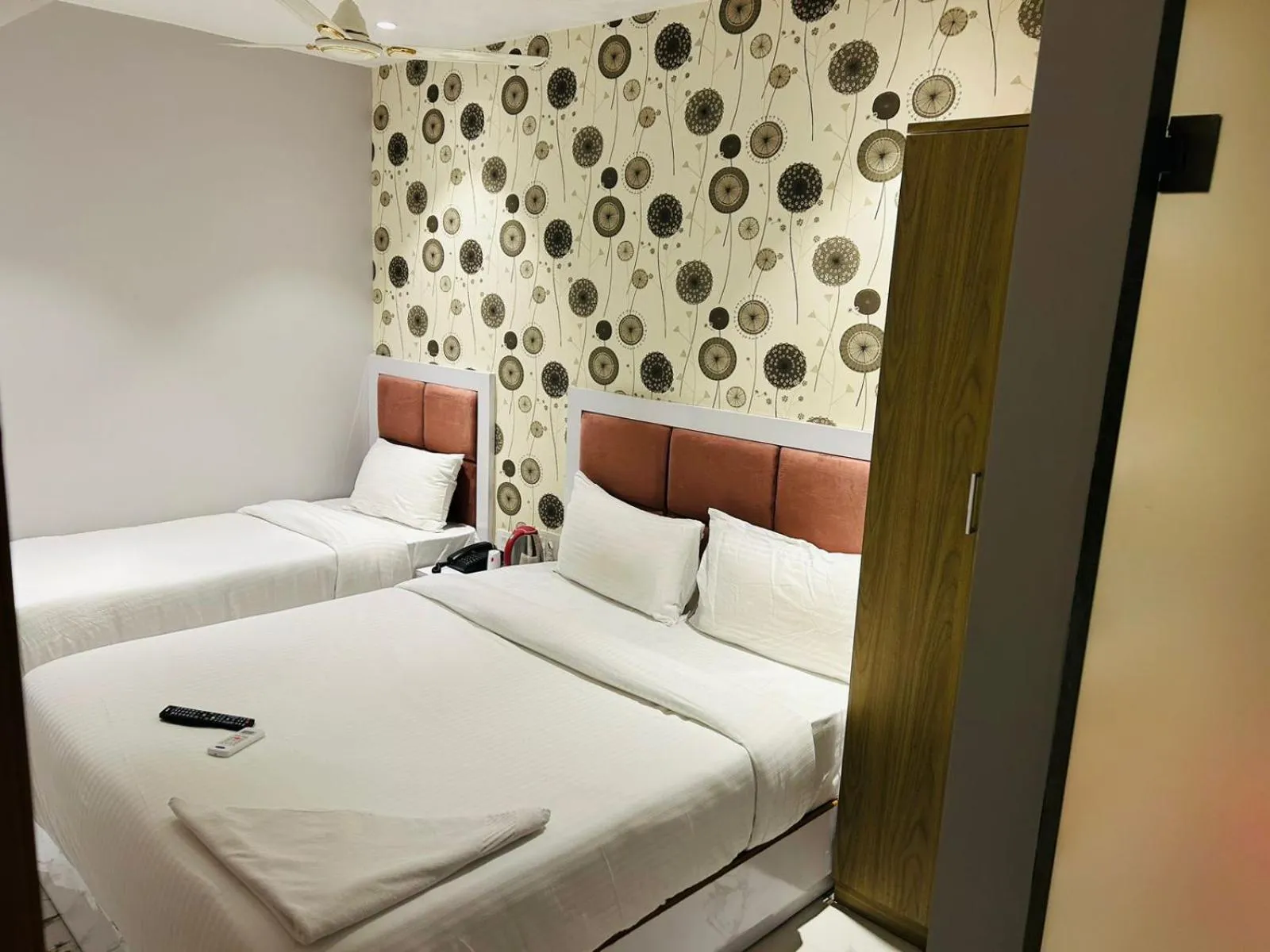Bed in Grand Dyad Hotel - Near Kokilaben Hospital Andheri West