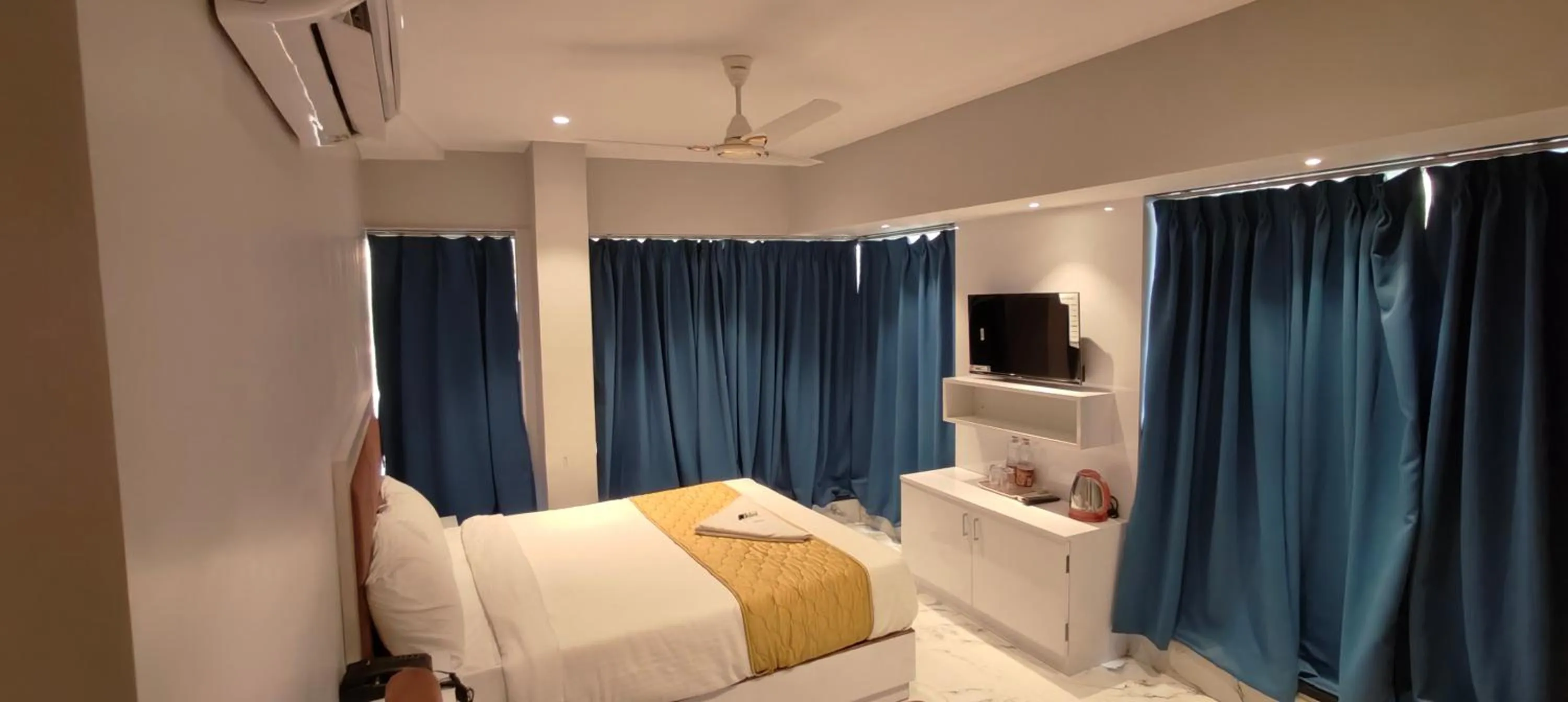 Bed in Grand Dyad Hotel - Near Kokilaben Hospital Andheri West