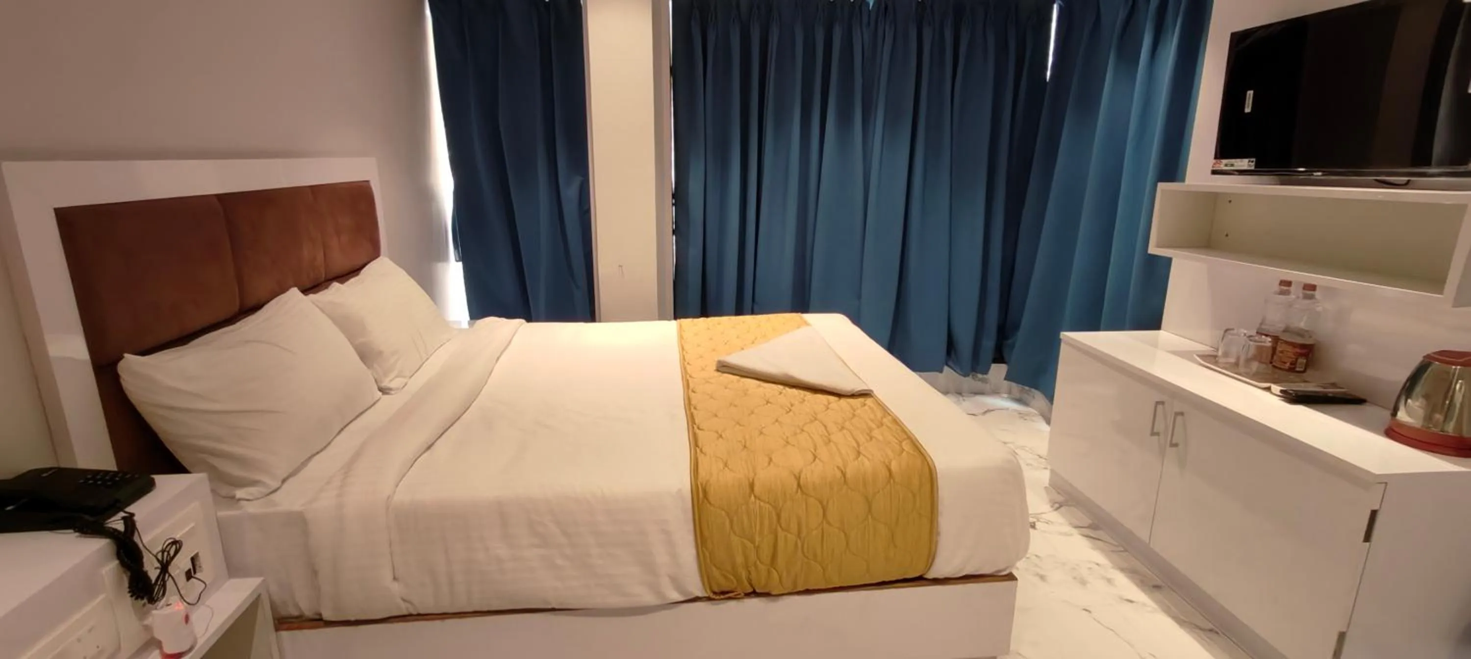 Bed in Grand Dyad Hotel - Near Kokilaben Hospital Andheri West