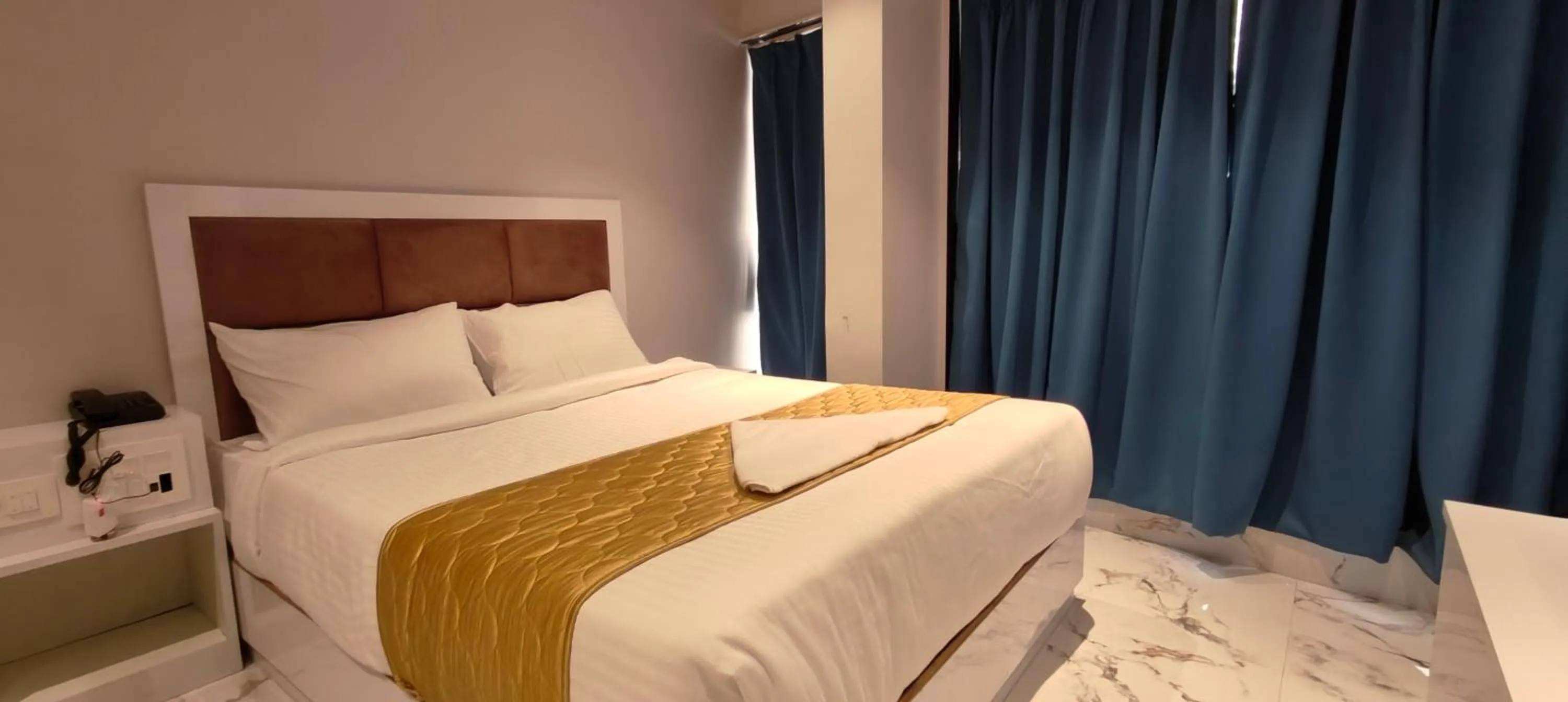 Bed in Grand Dyad Hotel - Near Kokilaben Hospital Andheri West